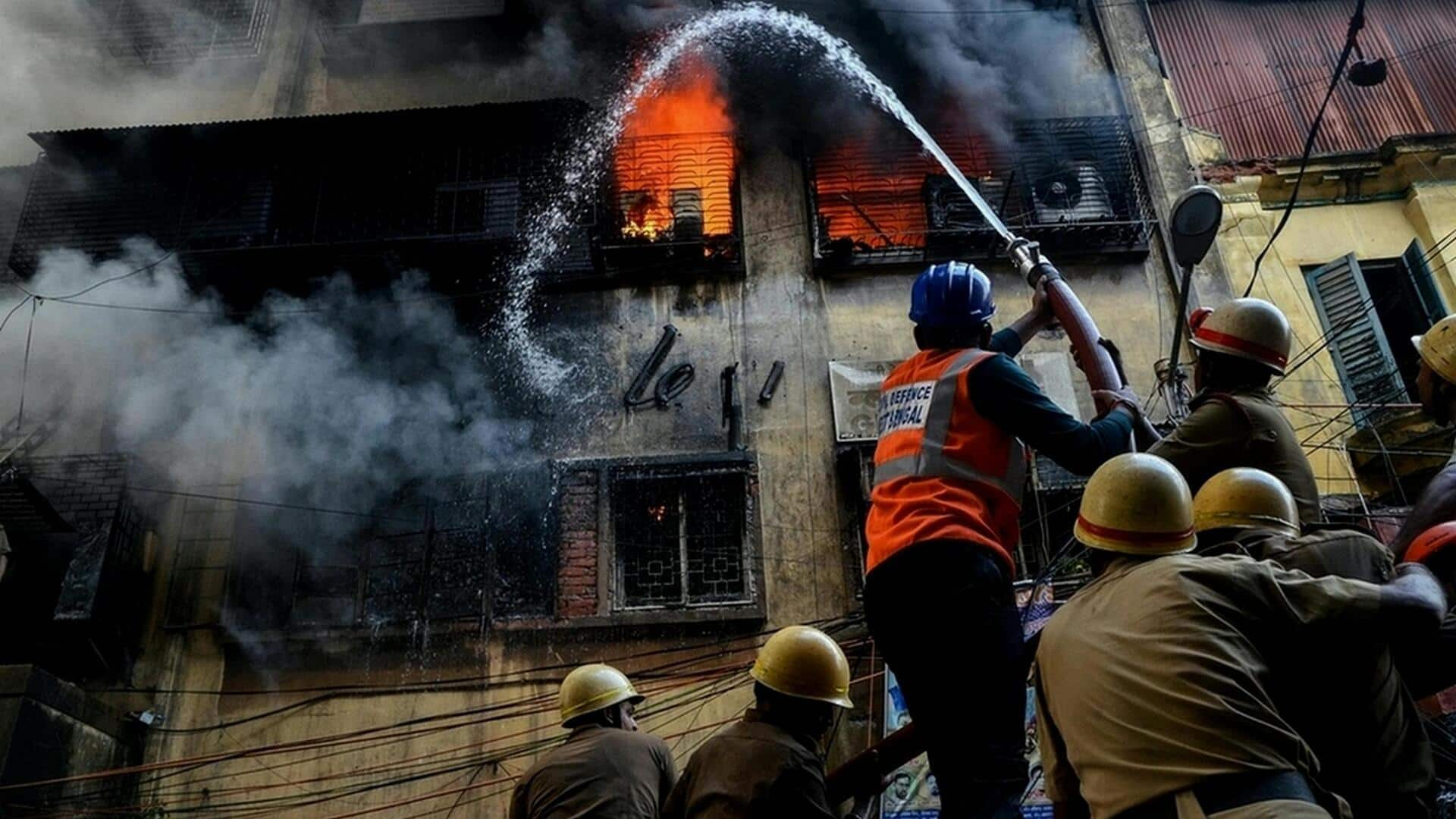 ग्रेटर नोएडा: मंदिर में दीपक रखकर डांडिया में गया था परिवार, फ्लैट में लगी भीषण आग