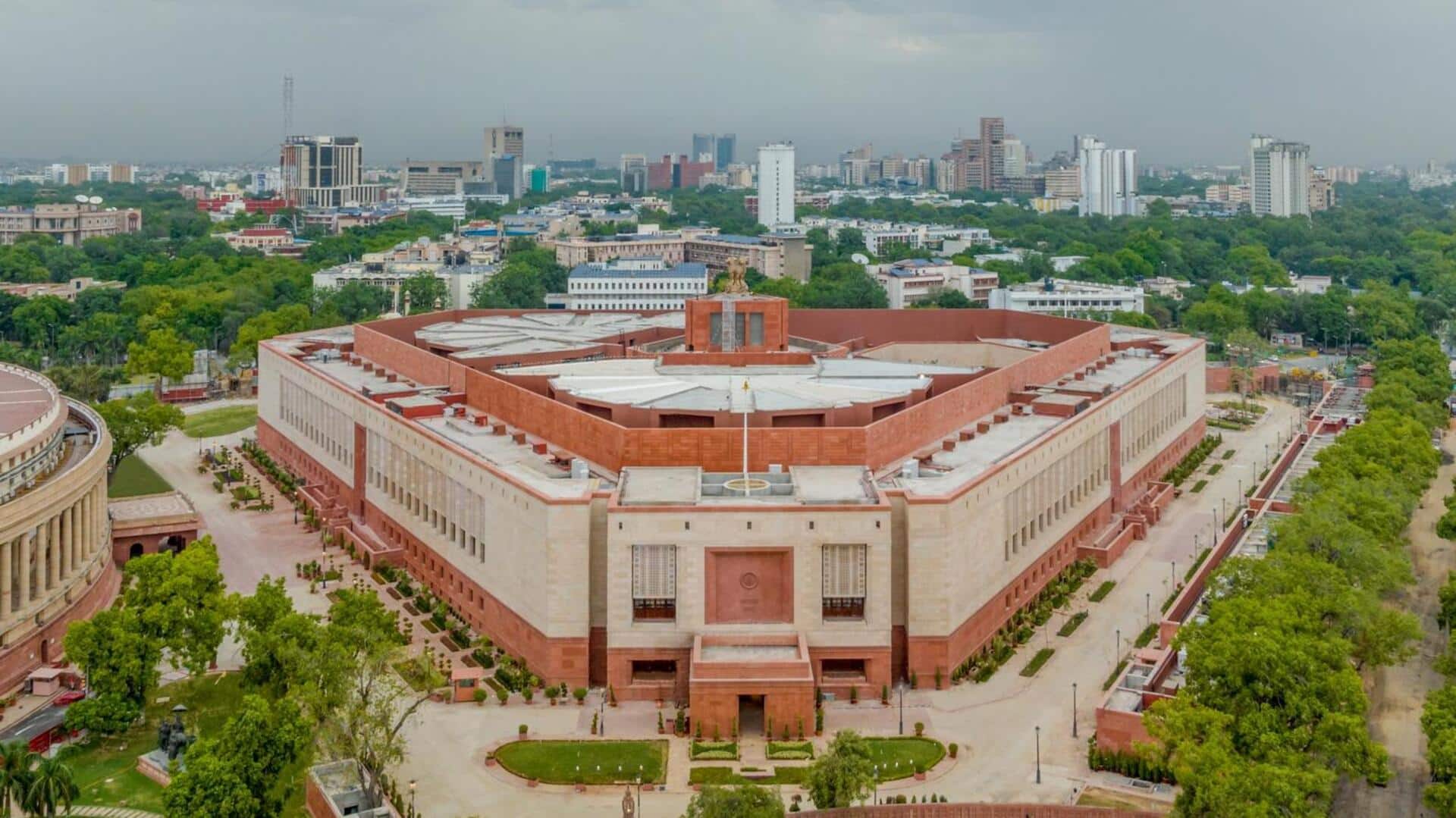 संसद भवन के परिसर में कूदा व्यक्ति, मची अफरा-तफरी संसद भवन के परिसर में कूदा व्यक्ति, मची अफरा-तफरी