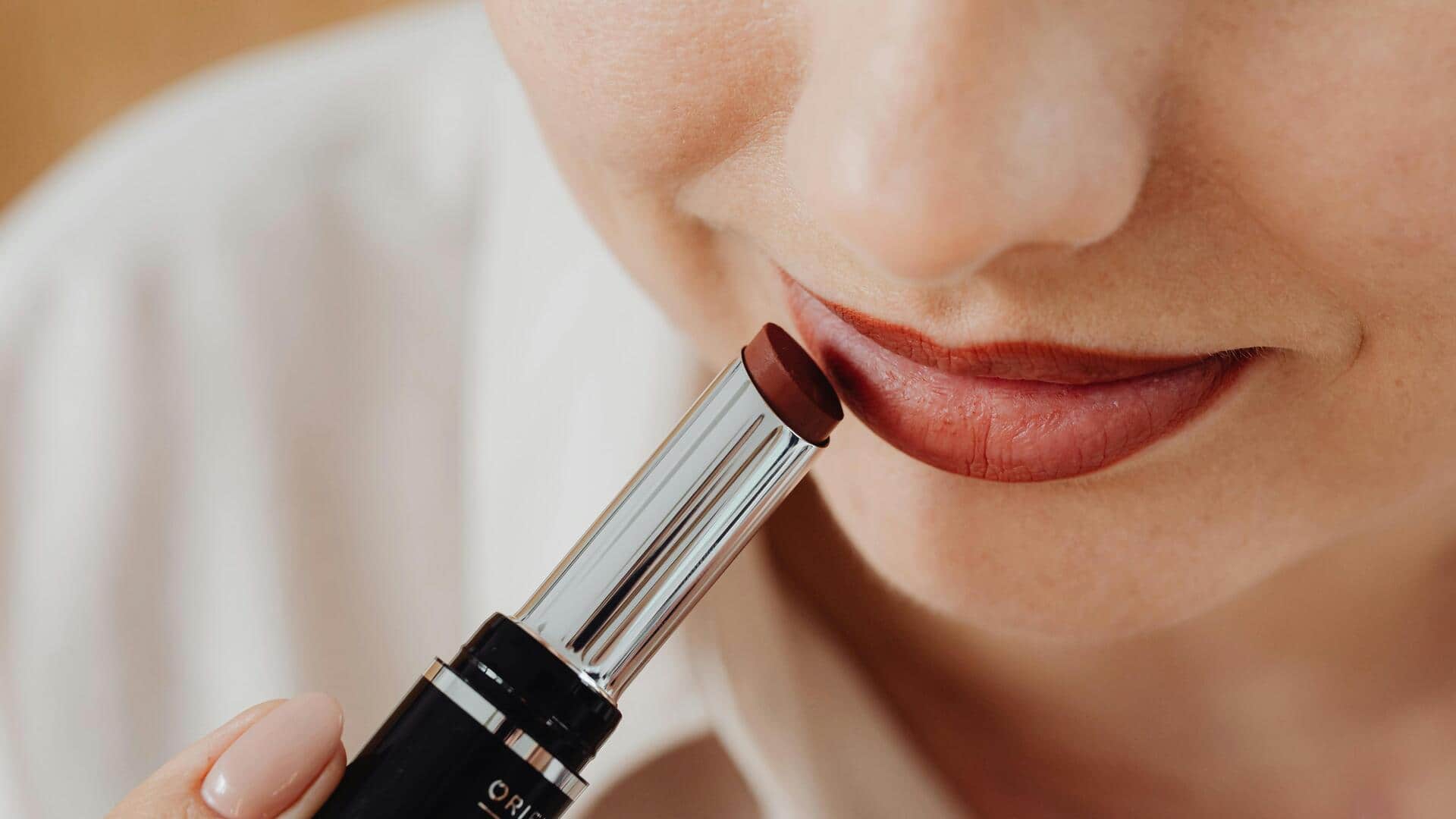 हर लड़की को पता होने चाहिए लिपस्टिक से जुड़े हैक्स, बन जाएगी मेकअप रूटीन का हिस्सा