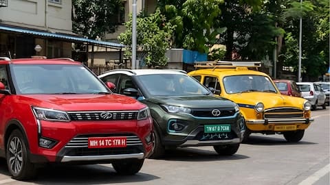 अलग-अलग रंगों की क्यों होती हैं वाहनों की नंबर प्लेट्स? छिपा होता है बड़ा राज