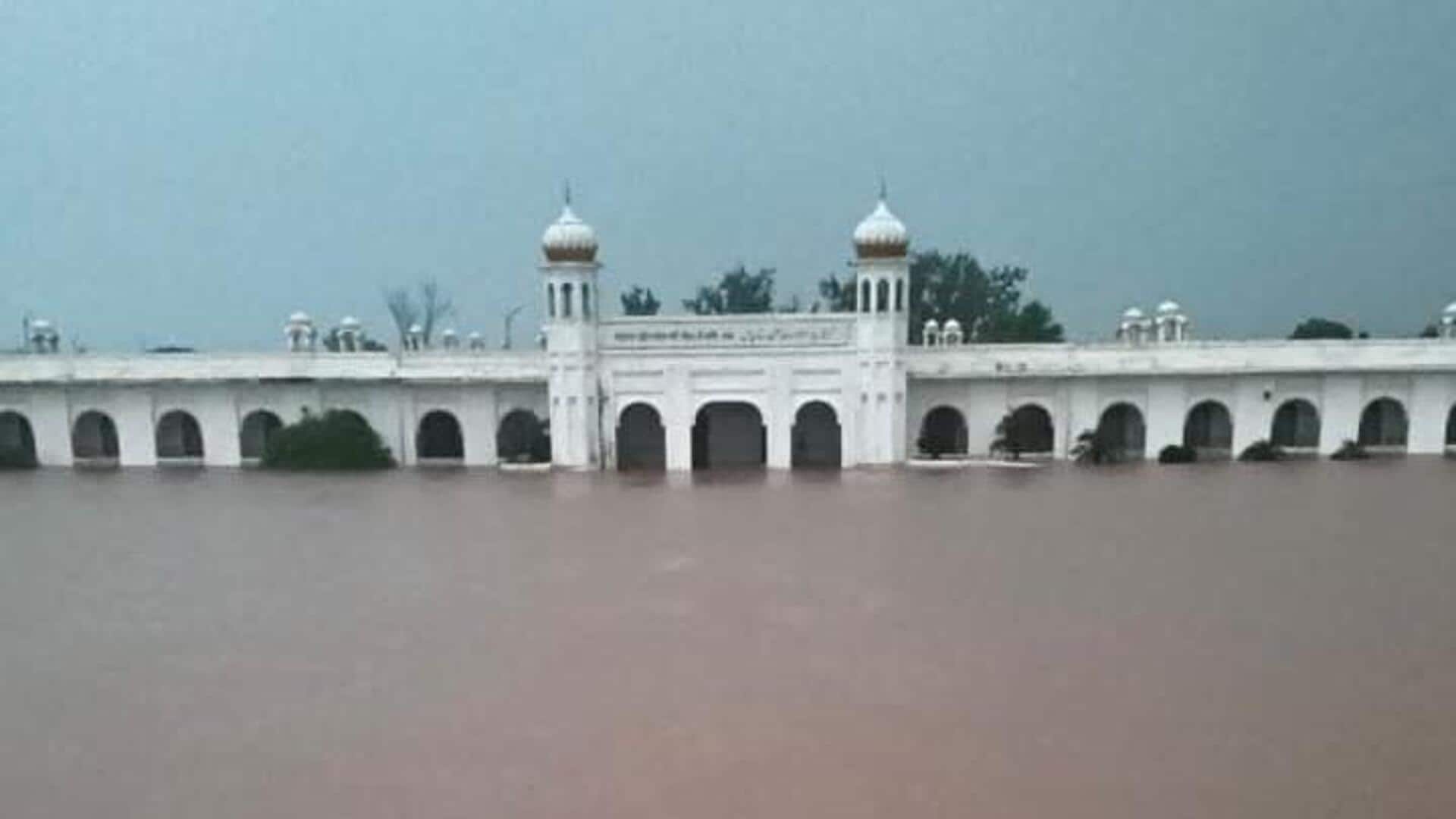 पाकिस्तान में भारी बारिश के बीच गुरुद्वारा करतारपुर साहिब भी पानी में डूबा, देखिए वीडियो पाकिस्तान में भारी बारिश के बीच गुरुद्वारा करतारपुर साहिब भी पानी में डूबा, देखिए वीडियो