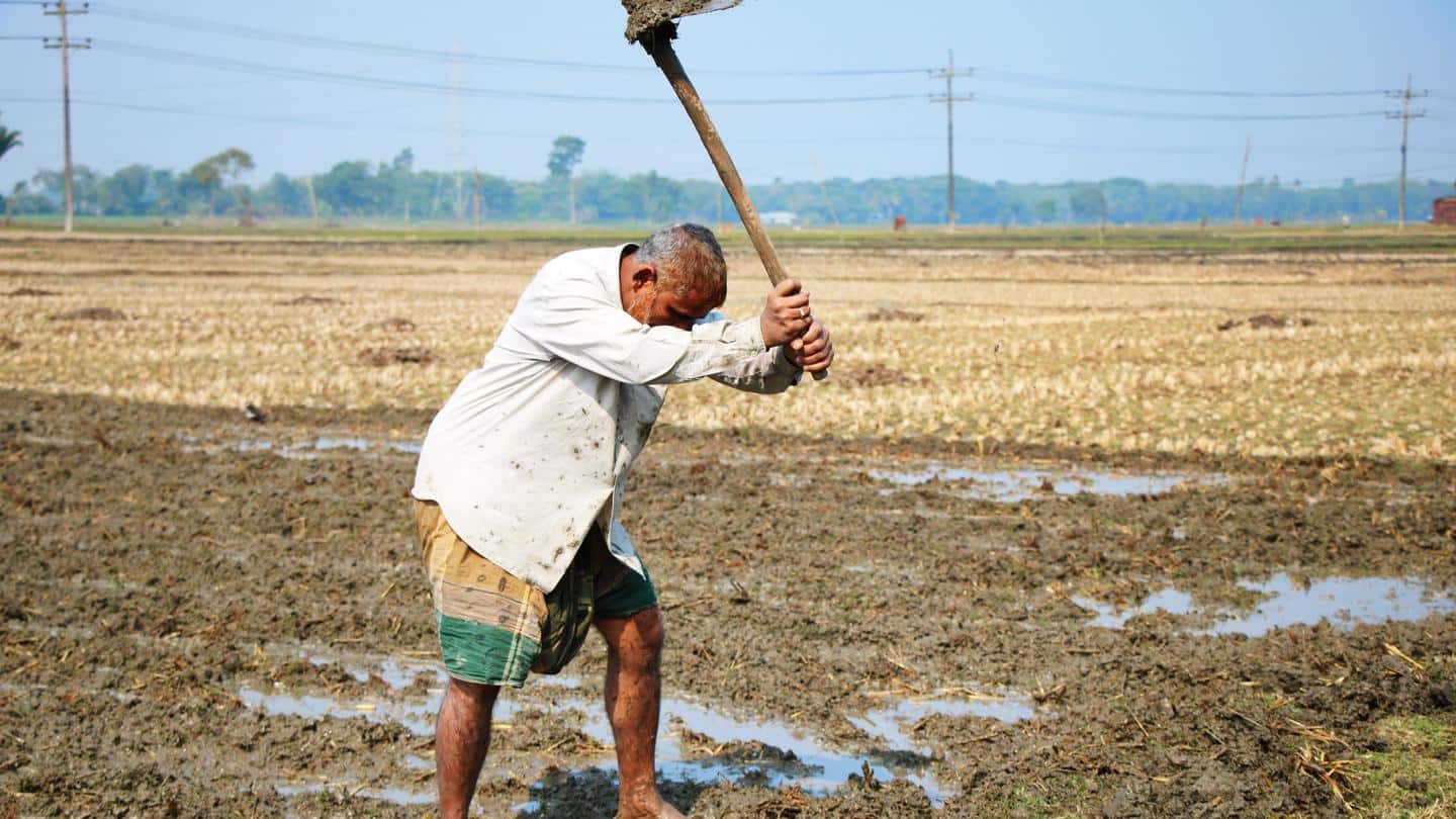 महाराष्ट्र: सरकार ने नहीं दिया जमीन पर कब्जा, किसान का खुद को जमीन में दबाकर विरोध