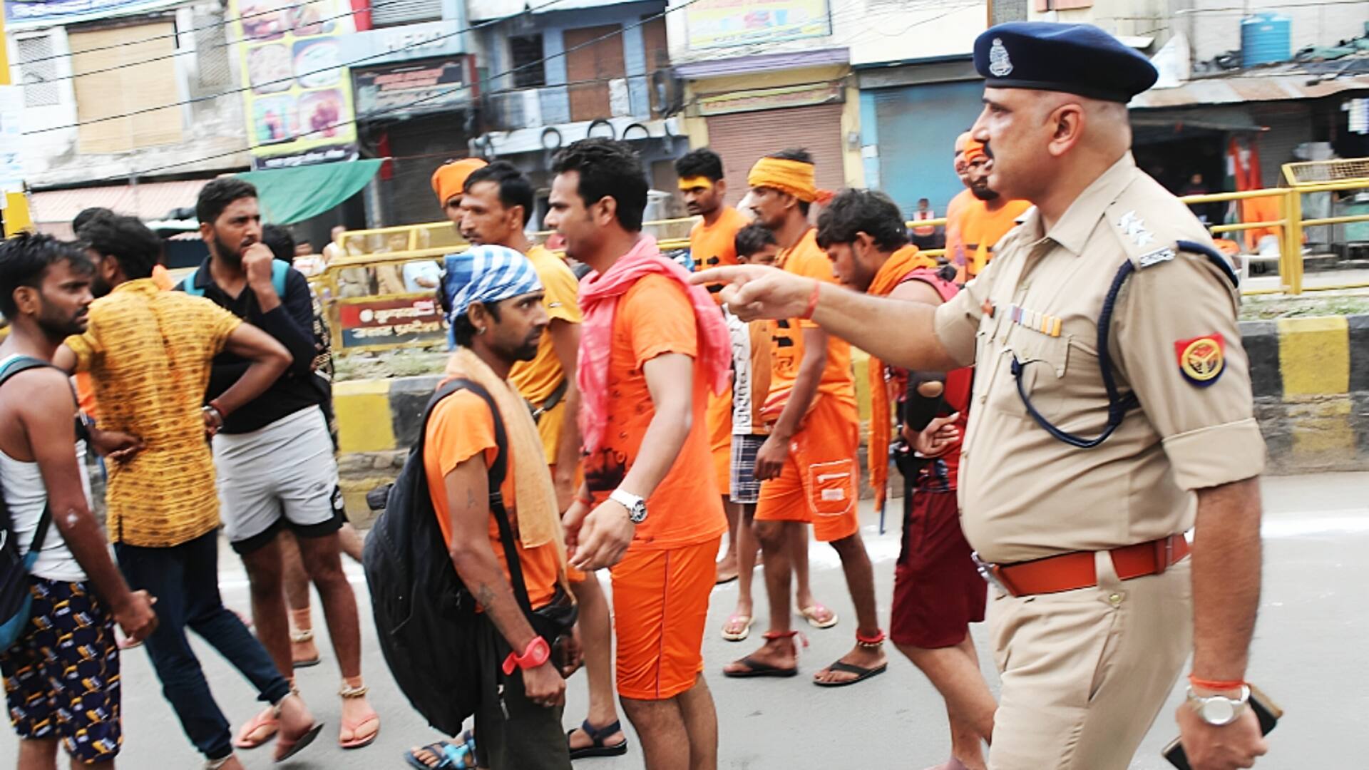 उत्तर प्रदेश: गाजियाबाद में कांवड़ियों ने पुलिस लिखा वाहन पलटा, टक्कर मारने का आरोप