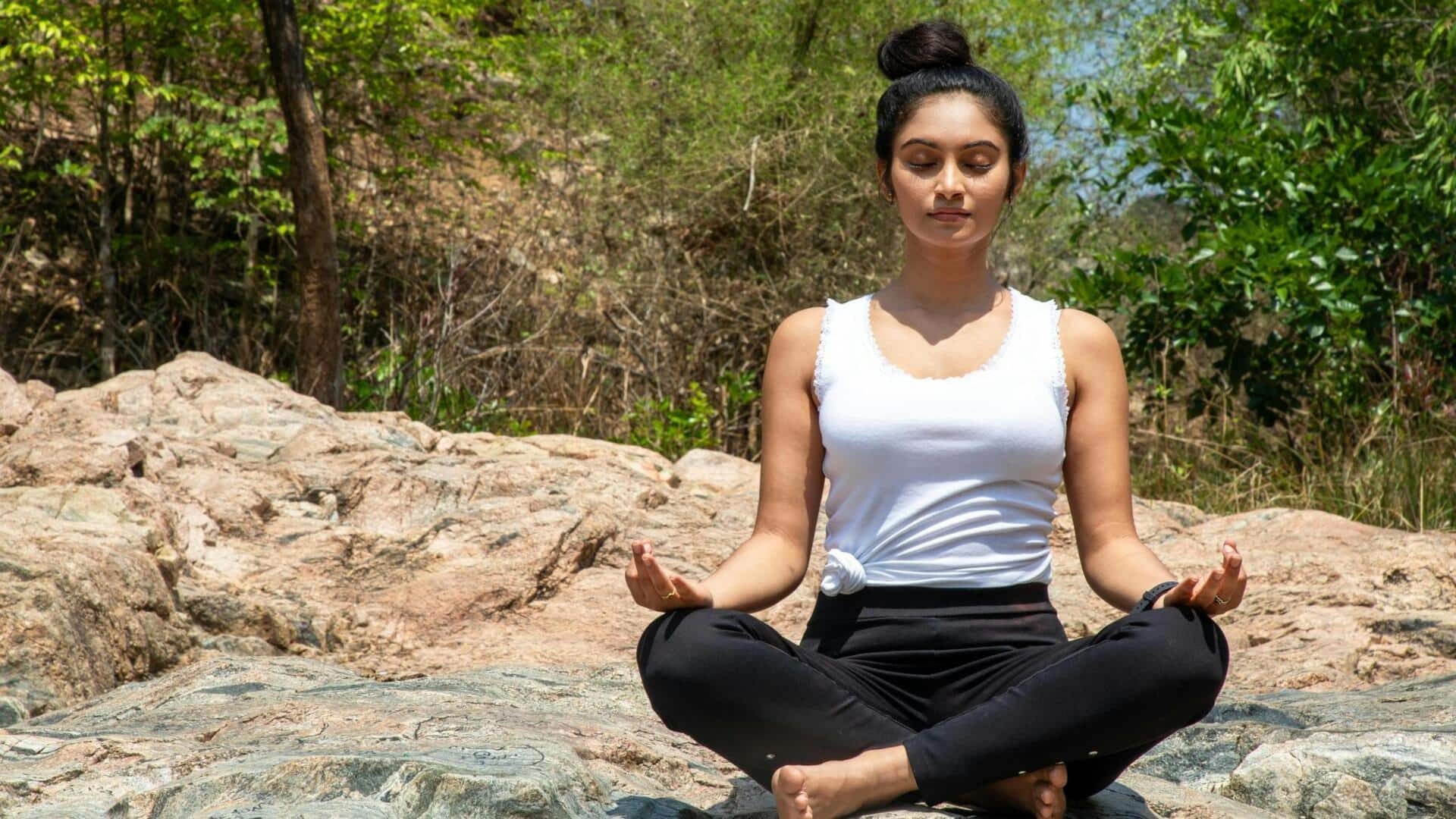 योग करते समय बेहतरीन दिखने के लिए आजमाएं ये 5 स्टाइलिश हेयरस्टाइल