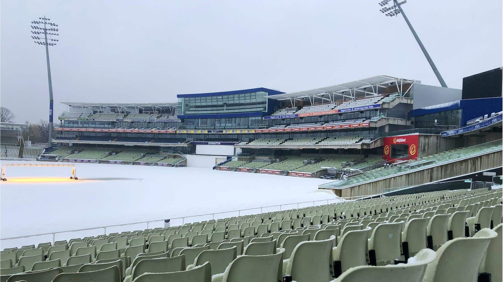 इंग्लैंड के क्रिकेट स्टेडियम में गिरी बर्फ, पिच पर लगाने पड़े हीटर; तस्वीर वायरल