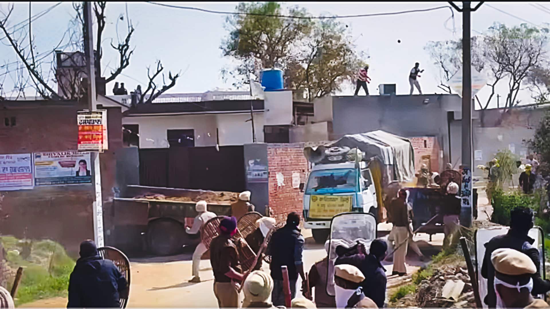 पंजाब के बठिंडा में किसानों का हिंसक प्रदर्शन, पुलिस ने आंसू गैस के गोले दागे