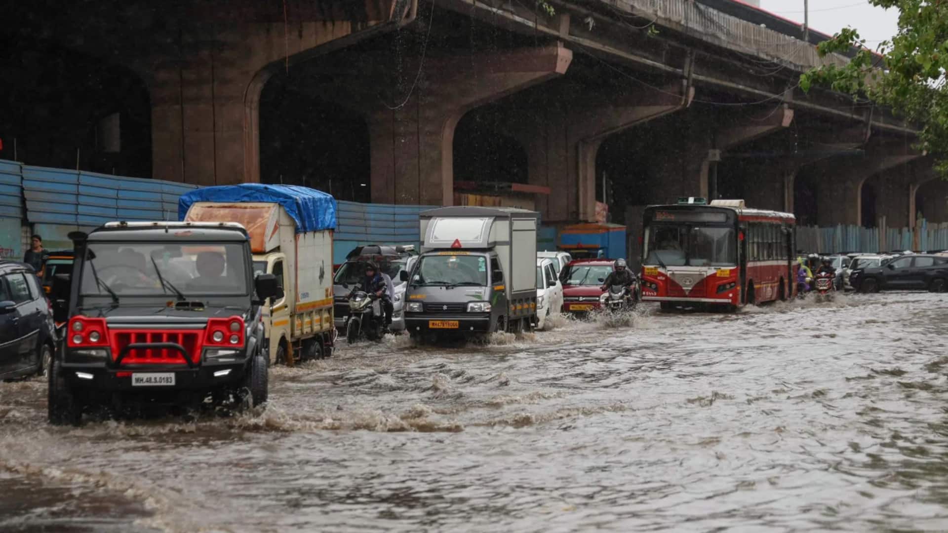 मुंबई में बारिश से सड़कें जलमग्न, उड़ानें और लोकल ट्रेनें प्रभावित; स्कूल-कॉलेज बंद