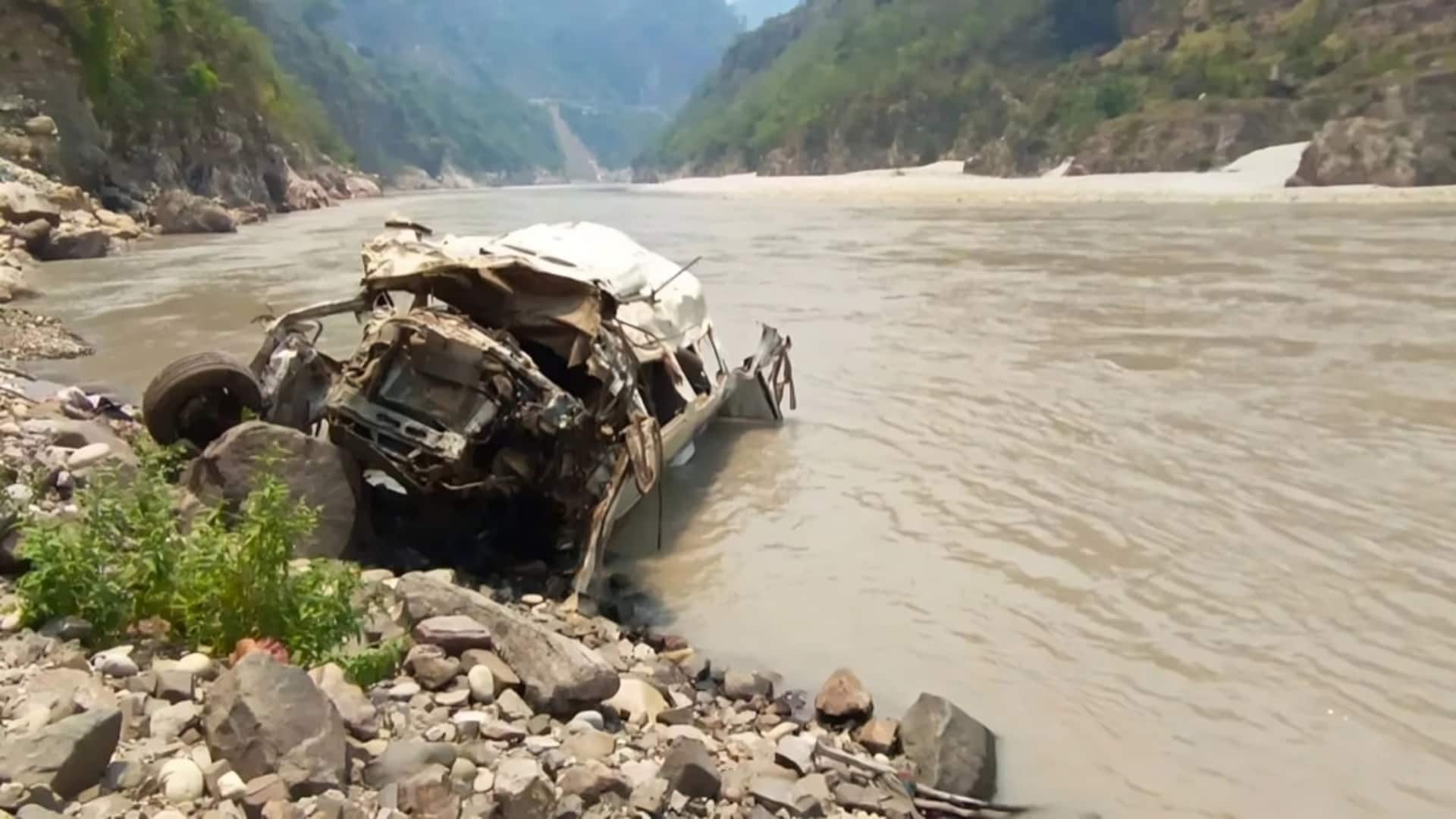 उत्तराखंड: रूद्रप्रयाग में यात्रियों से भरी बस अलकनंदा नदी में गिरी, 11 लापता उत्तराखंड: रूद्रप्रयाग में यात्रियों से भरी बस अलकनंदा नदी में गिरी, 11 लापता