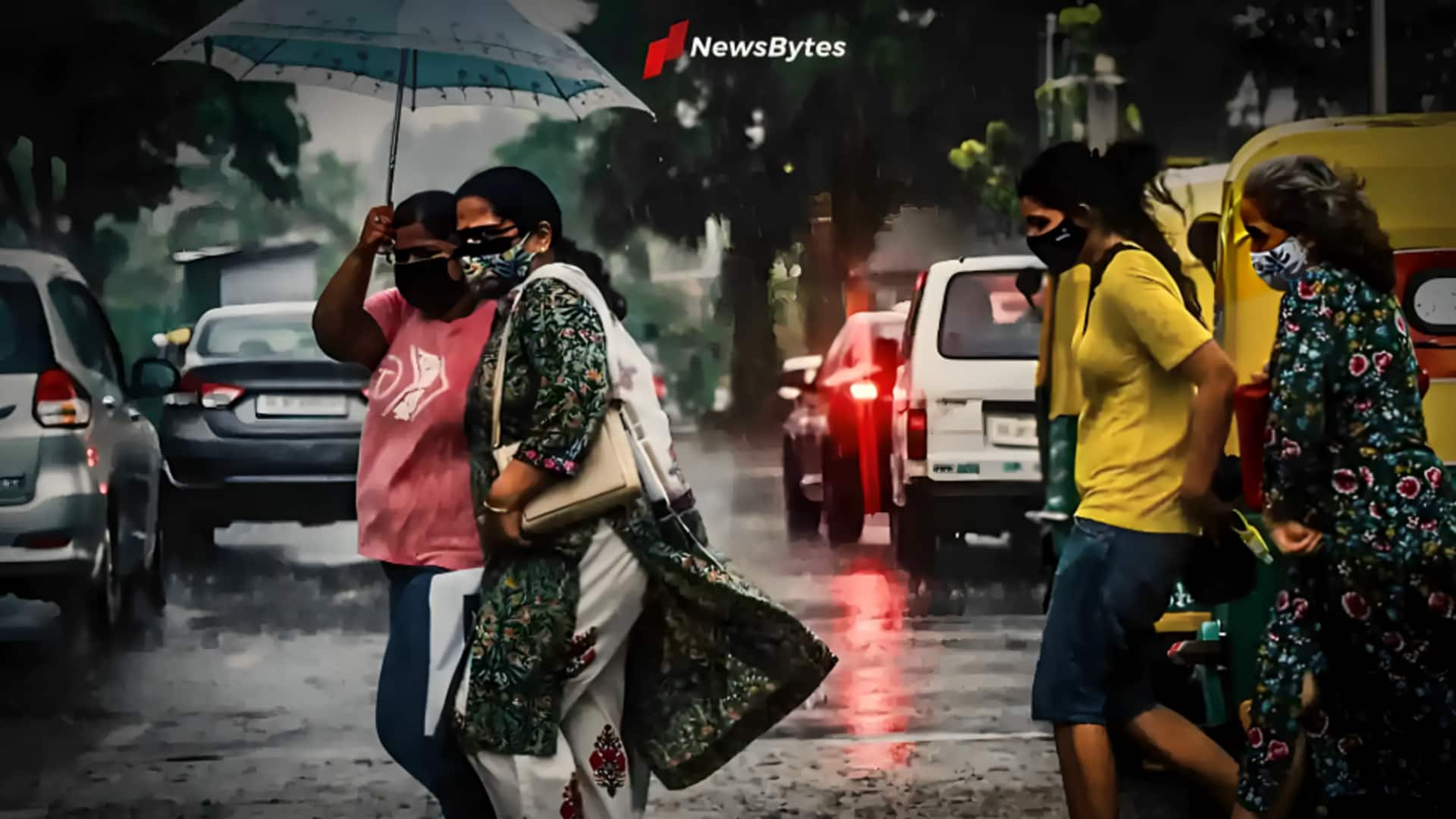 दिल्ली-NCR में तेज हवाओं के साथ झमाझम बारिश, लोगों को मिली गर्मी से राहत