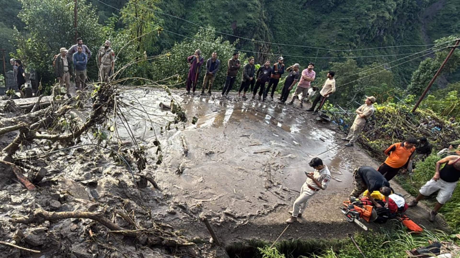 जम्मू-कश्मीर के रियासी में भूस्खलन, 7 शव मिले; रामबन में बादल फटने से 3 की मौत जम्मू-कश्मीर के रियासी में भूस्खलन, 7 शव मिले; रामबन में बादल फटने से 3 की मौत
