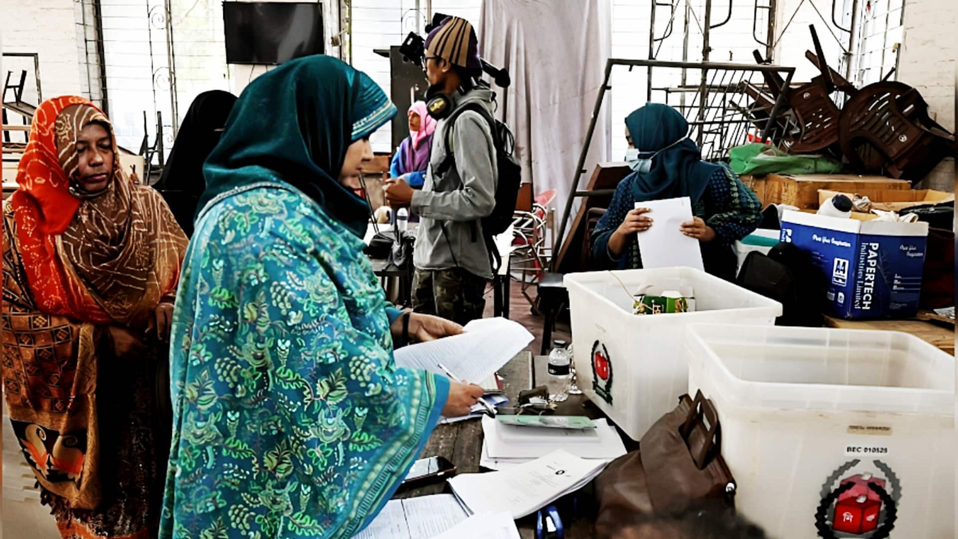 बांग्लादेश में चुनाव के बीच धांधली और हिंसा, रात में गुपचुप मतदान कराने का आरोप