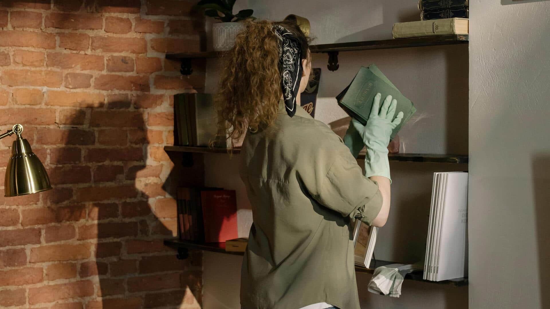 छोटे घर में आसानी से किया जा सकता है स्टोरेज का प्रबंध, आजमाएं ये 5 हैक्स