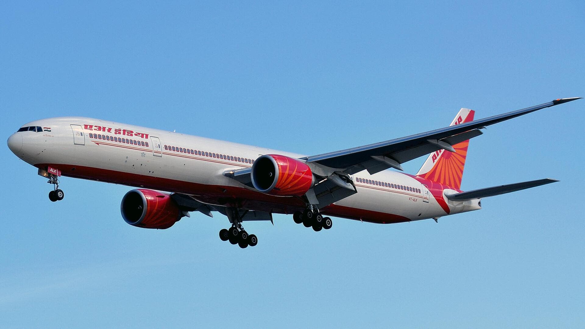 एयर इंडिया की उदयपुर-दिल्ली फ्लाइट में यात्री के मोबाइल में धमाका, इमरजेंसी लैंडिंग
