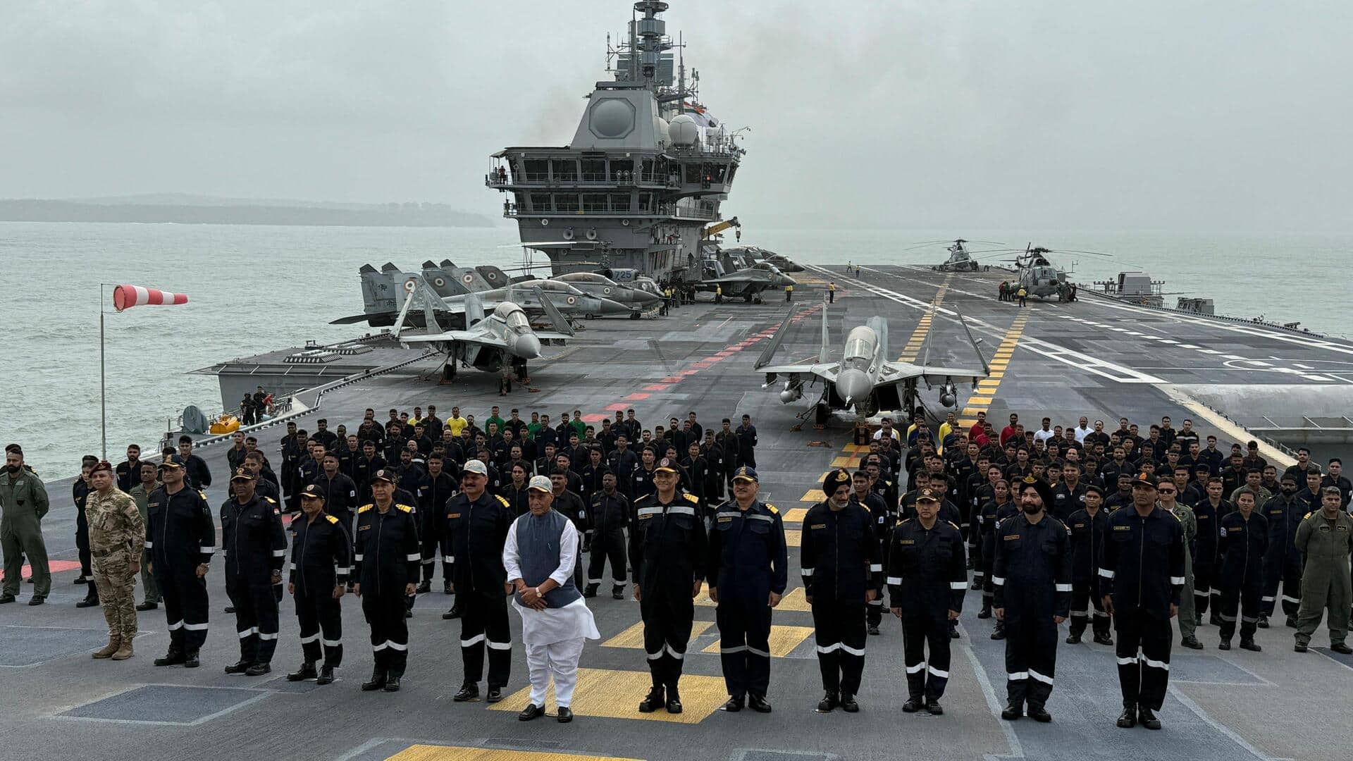 रक्षा मंत्री राजनाथ सिहं INS विक्रांत के दौरे पर पहुंचे, जानिए कितना ताकतवर है विमानवाहक पोत रक्षा मंत्री राजनाथ सिहं INS विक्रांत के दौरे पर पहुंचे, जानिए कितना ताकतवर है विमानवाहक पोत
