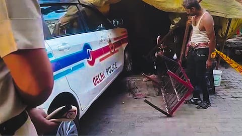 दिल्ली में सड़क किनारे चाय की दुकान में घुसी पुलिस वैन, दुकानदार की मौत