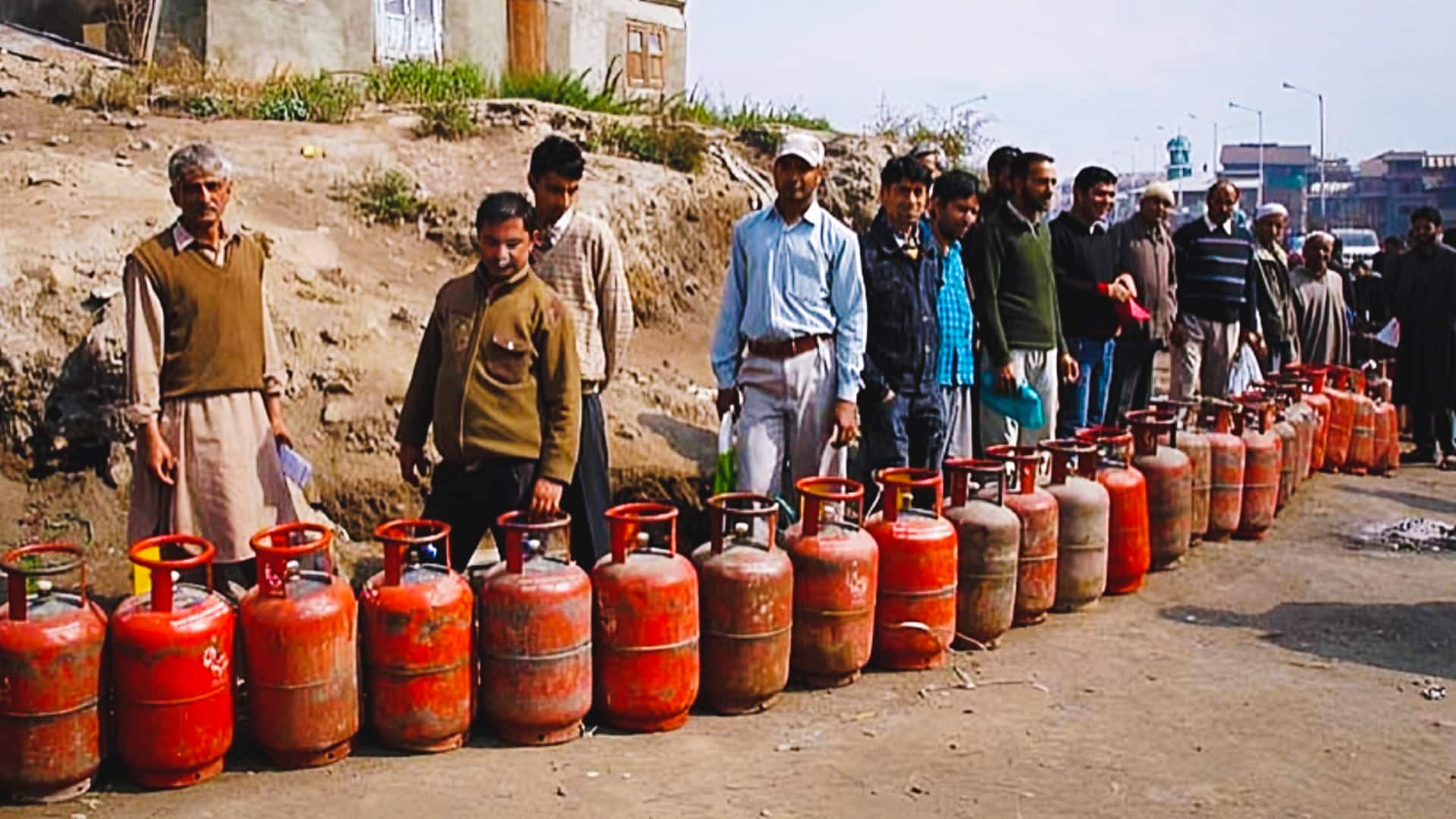 केंद्र ने कहा- घरों को रसोई गैस सिलेंडर देने में प्राथमिकता लागू, घबराने की जरूरत नहीं