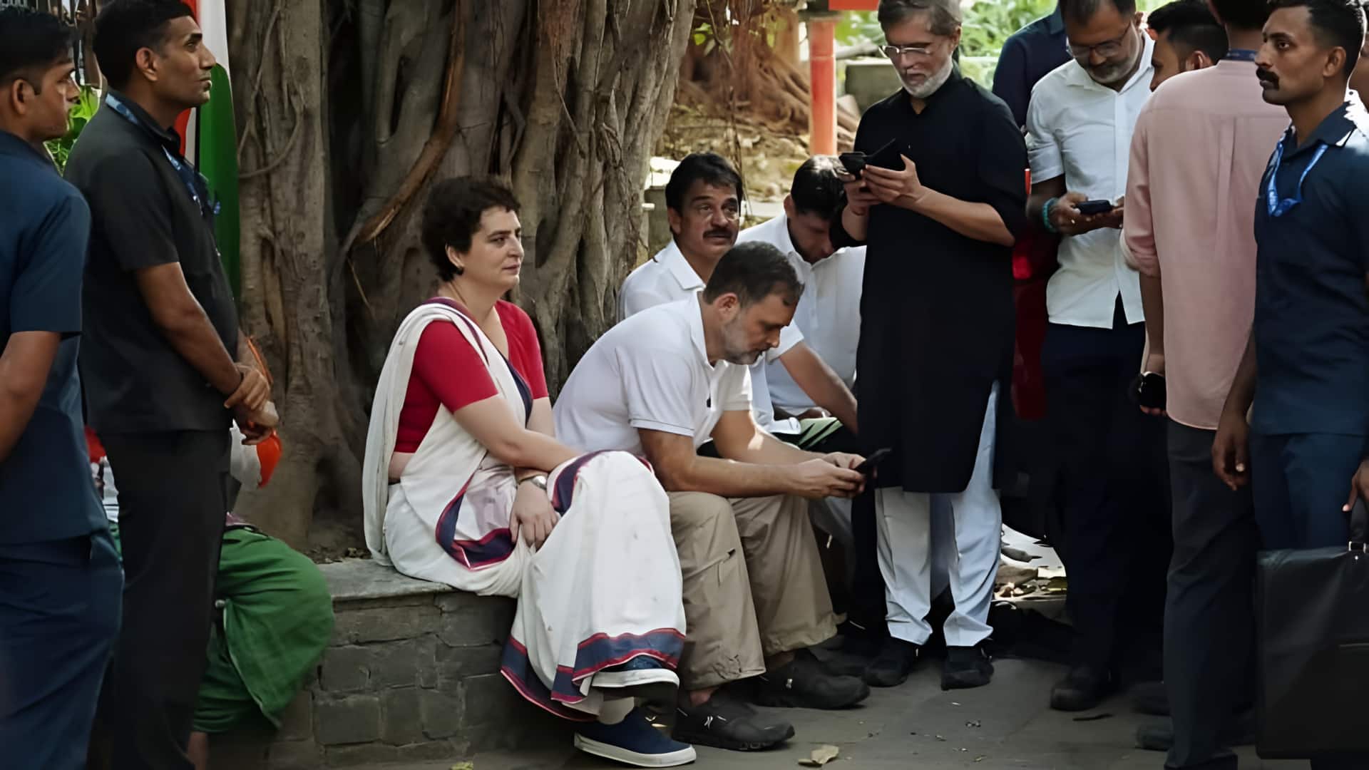 राहुल-प्रियंका के खिलाफ FIR दर्ज, बिना अनुमति आकाशवाणी भवन में घुसने का आरोप