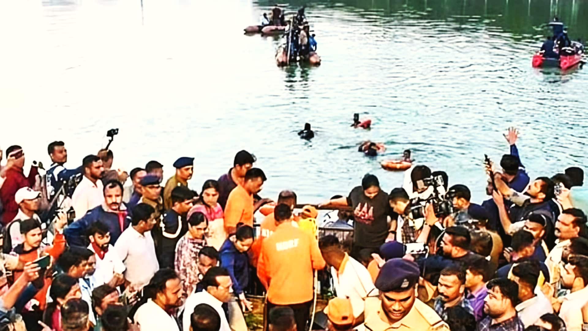 गुजरात: 17 साल बाद बने थे मां-बाप, वडोदरा में नाव डूबने से दोनों बच्चों को खोया