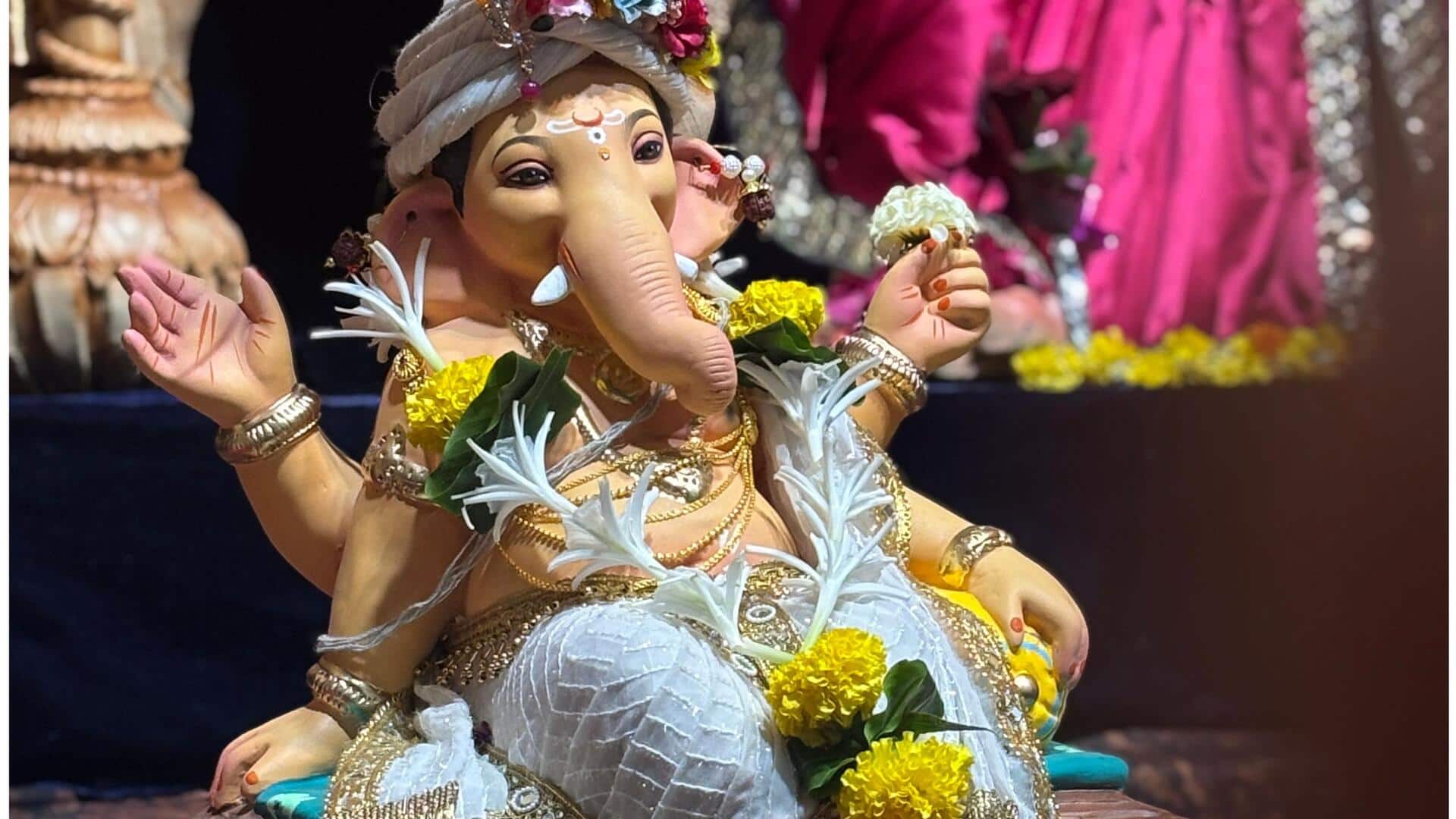 गणेश चतुर्थी पर भगवान गणेश की प्रतिमा को फूलों के गहनों से सजाने के आसान तरीके