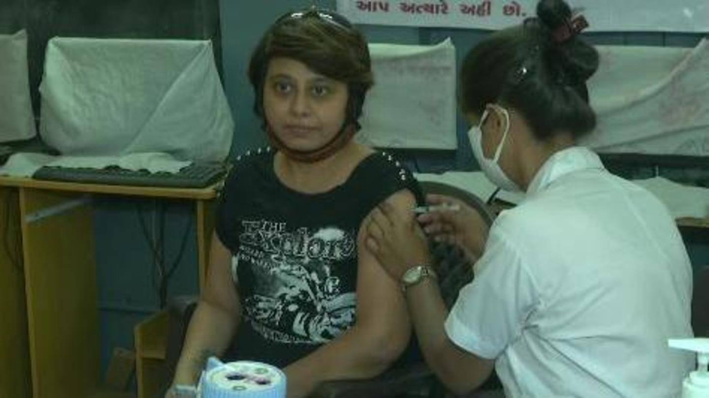 गुजरात: राजकोट में कोरोना वैक्सीन लगवाने वाली महिलाओं को गिफ्ट में मिल रहा है सोना