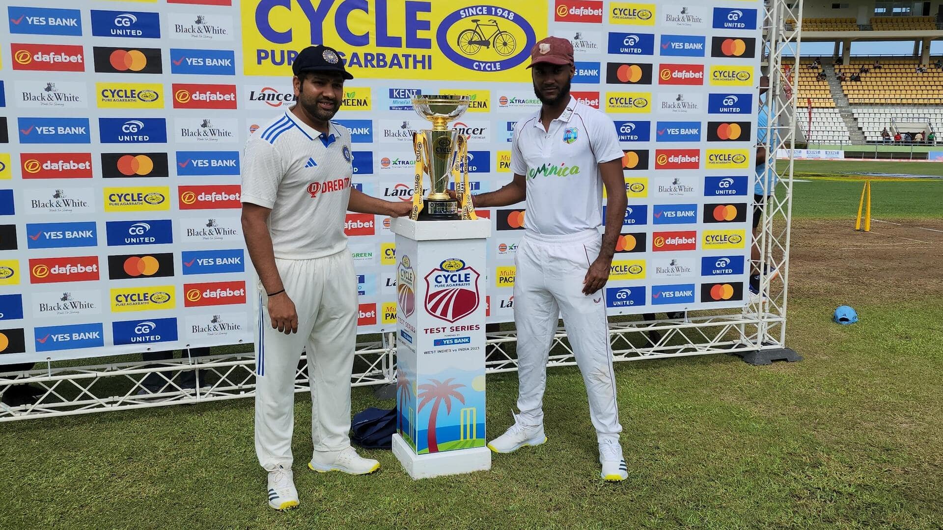 दूसरा टेस्ट: वेस्टइंडीज ने टॉस जीतकर चुनी गेंदबाजी, भारत से मुकेश कुमार का डेब्यू