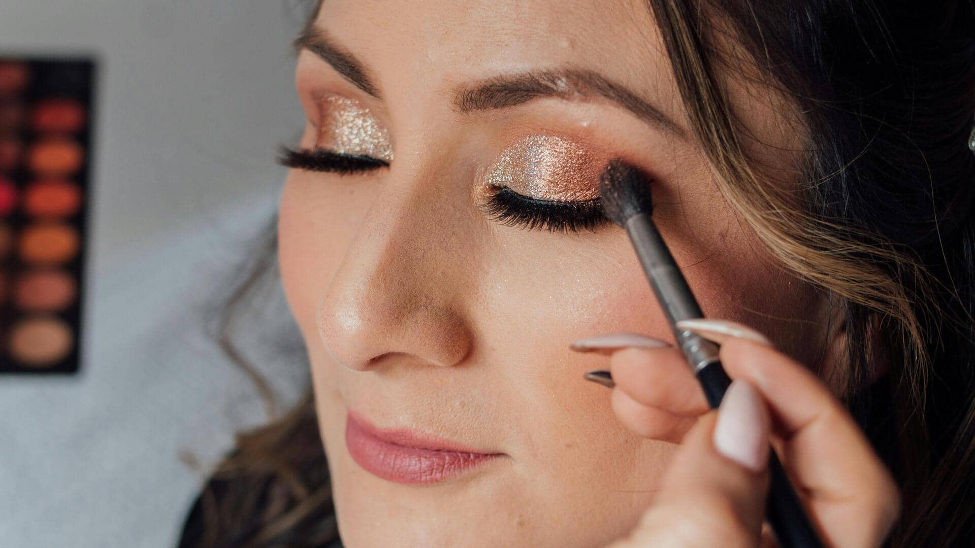 दिन के समय होने वाली सगाई के लिए ऐसे करें मेकअप, लगेंगी बेहद खूबसूरत