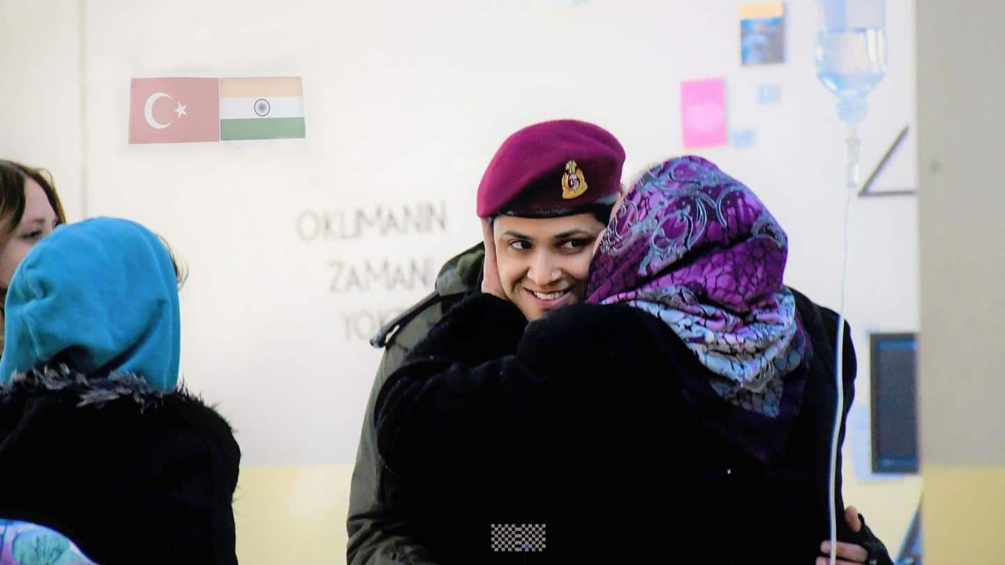 भूकंप पीड़ित तुर्की महिला ने भारतीय महिला सैन्य अधिकारी को गले लगाकर चूमा, तस्वीर वायरल