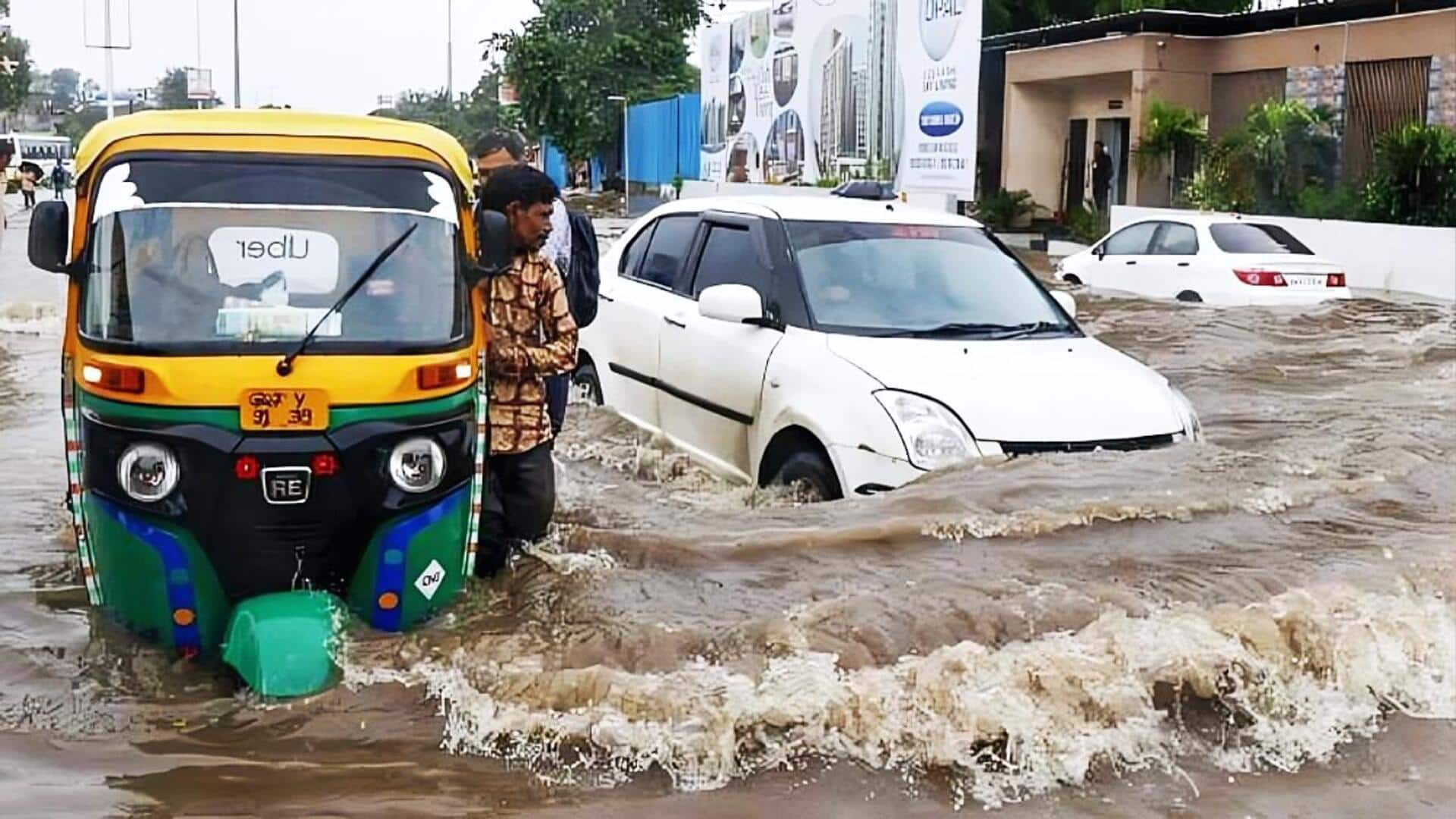 गुजरात: सूरत में बारिश से इलाकों में कमर तक पानी भरा, घर में रहने की सलाह