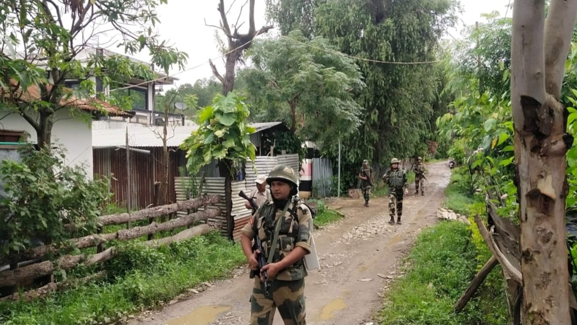 मणिपुर के चुराचांदपुर में कार सवार 4 लोगों की गोली मारकर हत्या, जांच में जुटी पुलिस मणिपुर के चुराचांदपुर में कार सवार 4 लोगों की गोली मारकर हत्या, जांच में जुटी पुलिस