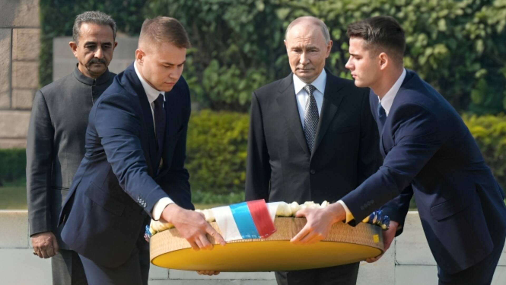 राजघाट पहुंचकर व्लादिमीर पुतिन ने महात्मा गांधी को श्रद्धांजलि दी, जानिए क्या संदेश लिखा