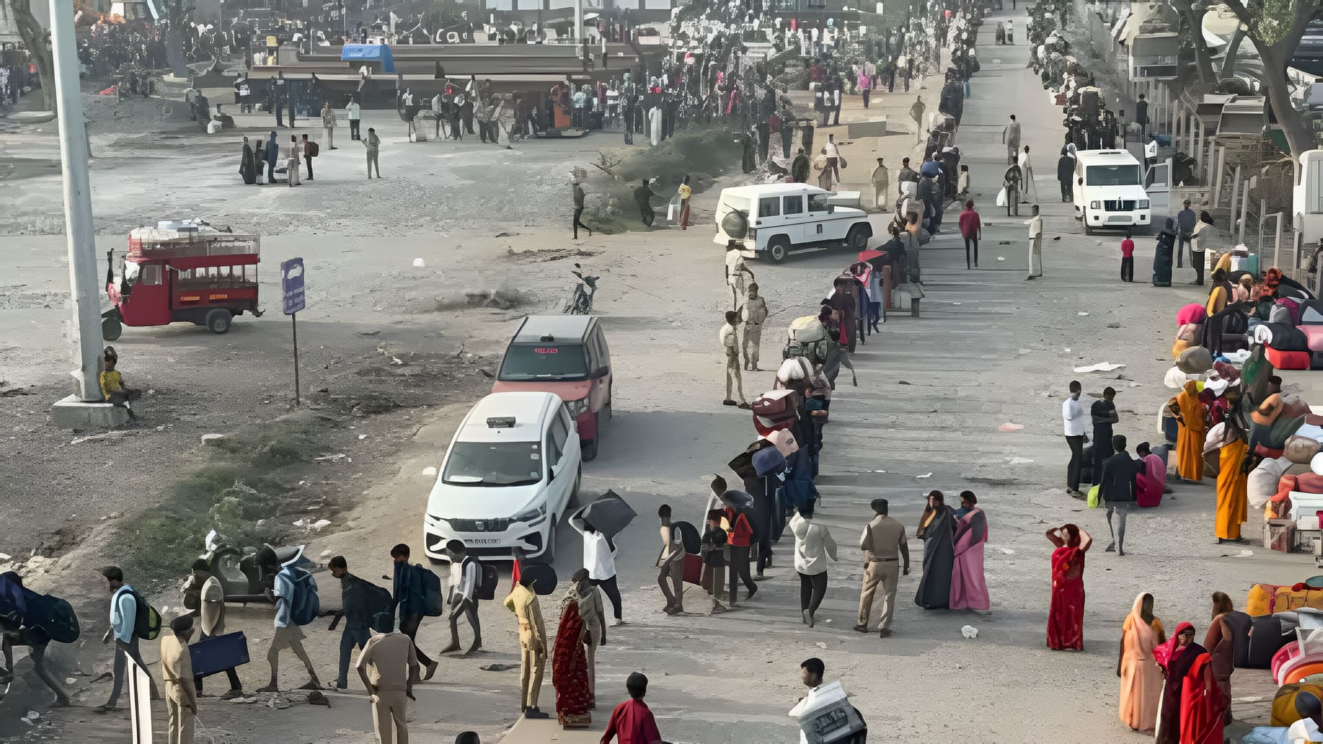 LPG संकट से सूरत में कारखाने बंद, लोग पलायन कर रहे; रेलवे स्टेशन पर उमड़ा जनसैलाब