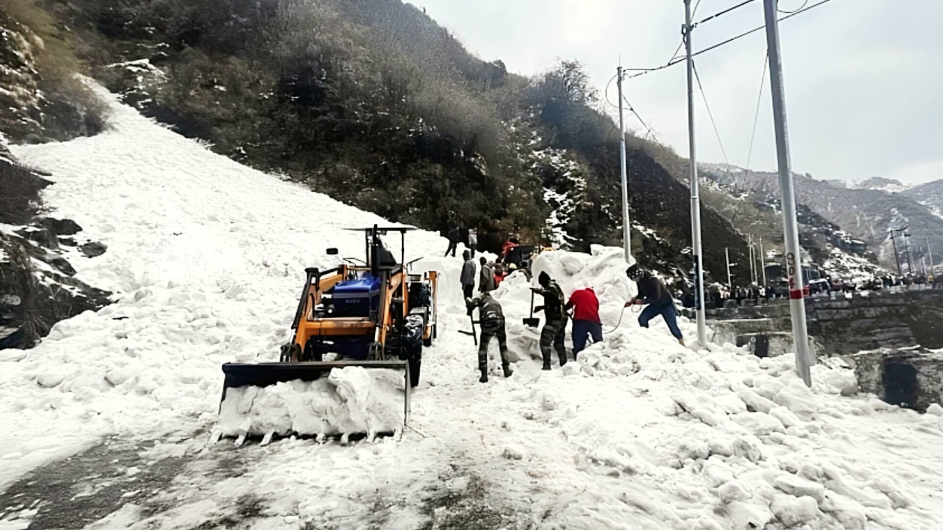 जम्मू-कश्मीर: सोनमर्ग में हिमस्खलन होने से बर्फ में फंसे 2 वाहन, बाल-बाल बचे यात्री