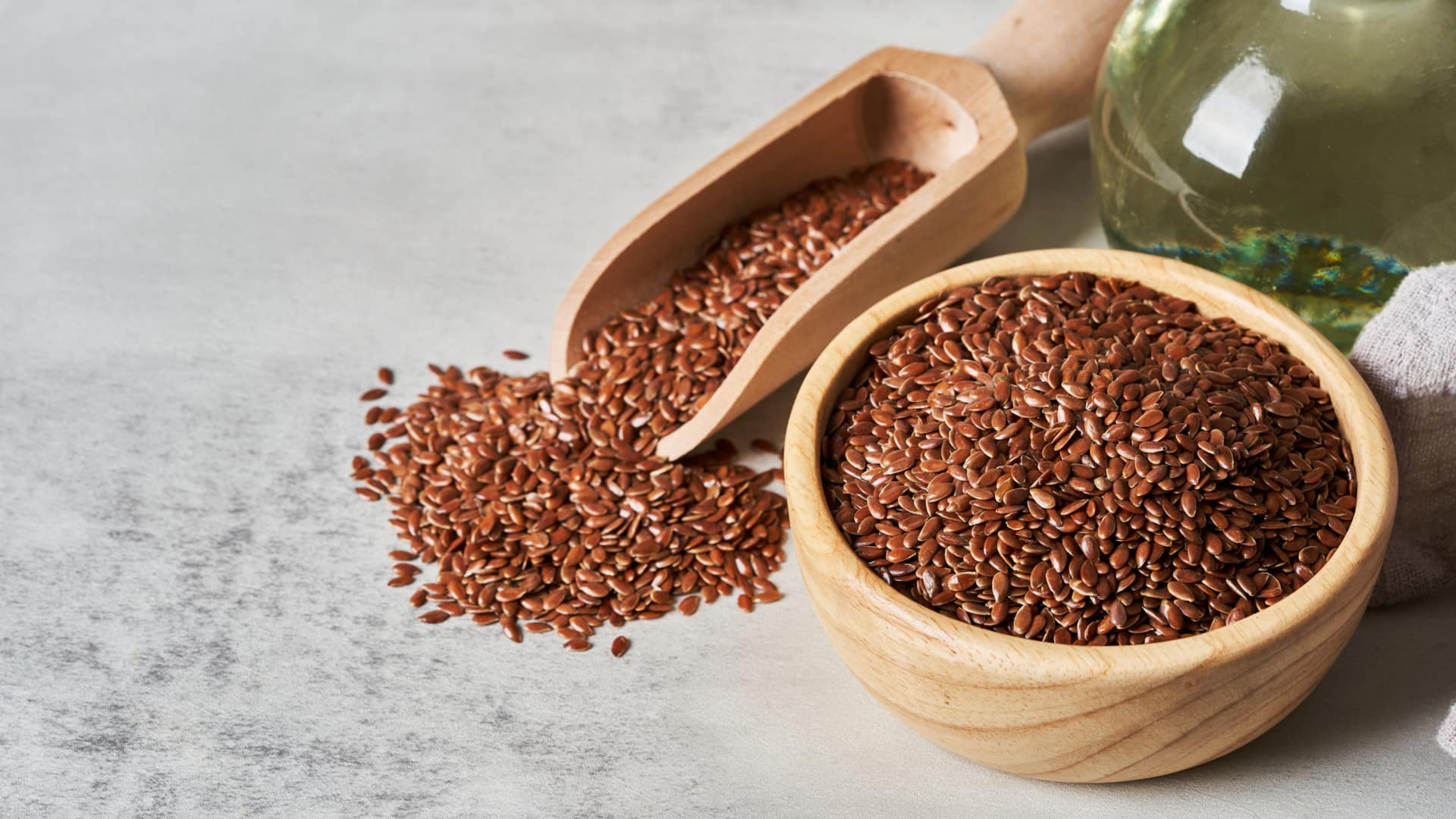 बालों की तेजी से बढ़ाने में मदद कर सकते हैं अलसी के बीज, ऐसे करें इस्तेमाल