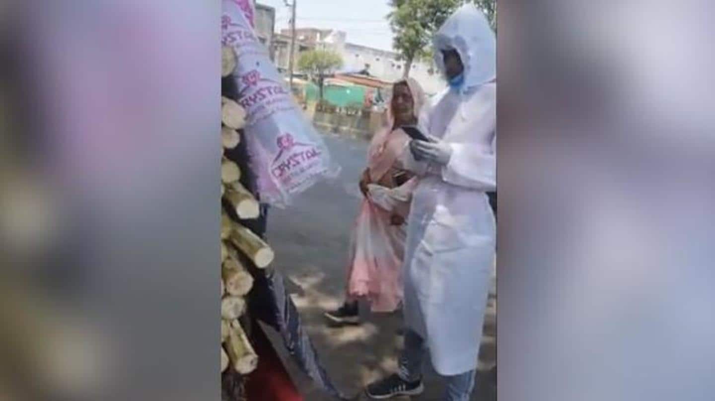 मध्य प्रदेश: कोरोना संक्रमित को ले जा रहे स्वास्थ्यकर्मी रास्ते में पीने लगे जूस, वीडियो वायरल