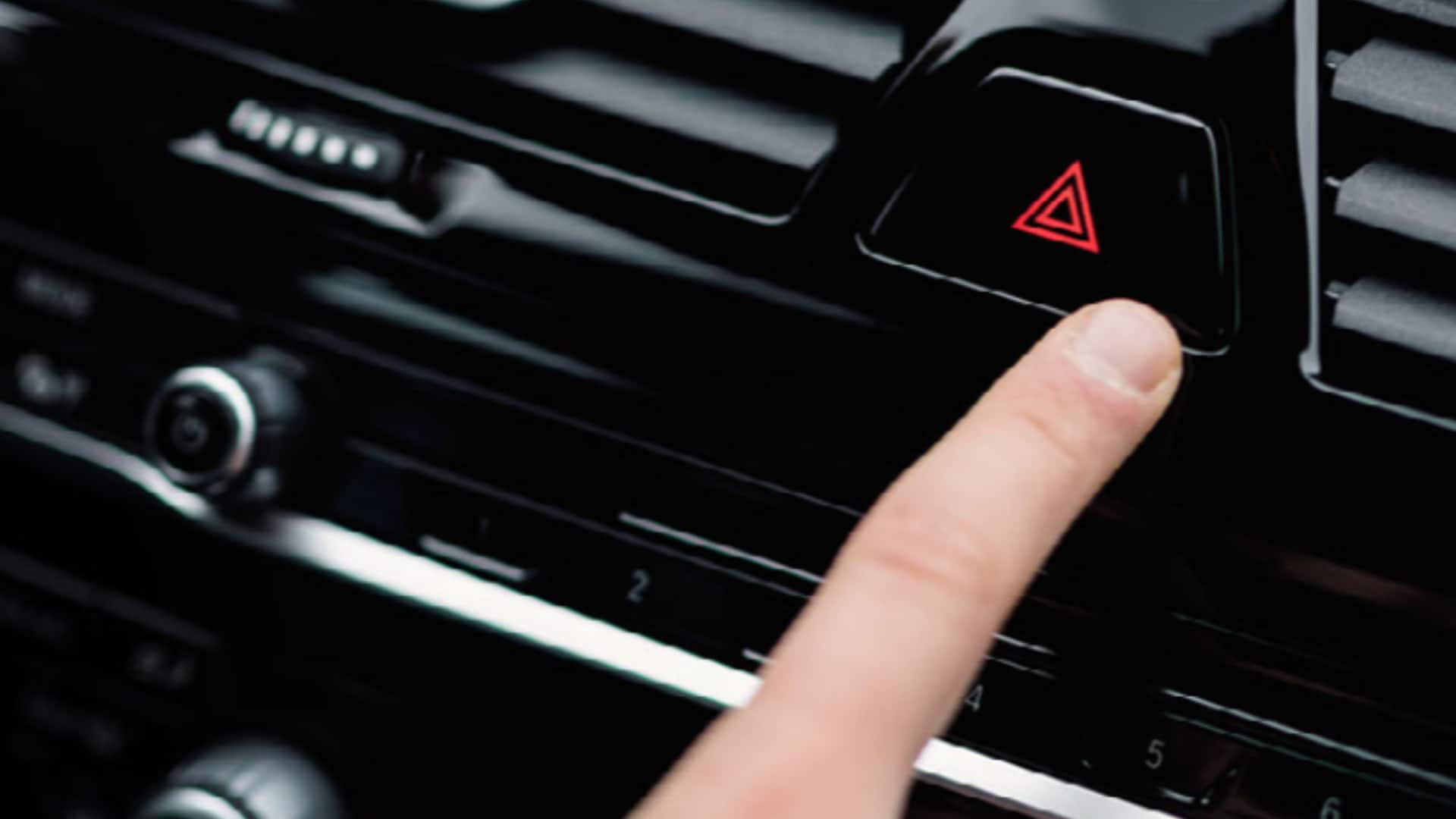 कार में हैजर्ड लाइट का उपयोग कब करना सही? जानिए कब न करें चालू 