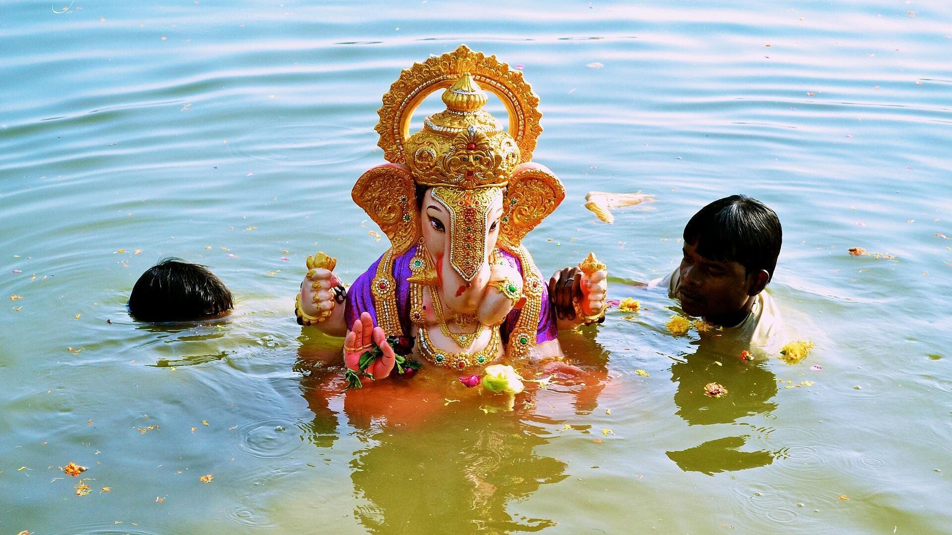 गणेश उत्सव: गणपति विसर्जन के बाद बचा पानी न फेंके, इन तरीकों से करें इस्तेमाल