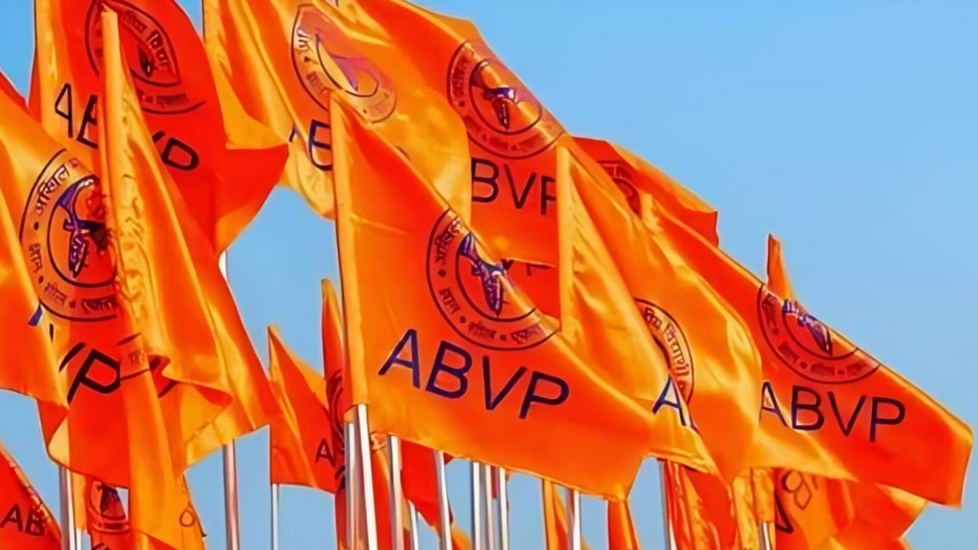 केरल: NIT प्रोफेसर ने तारीफ की तो ABVP ने नाथूराम गोडसे की तस्वीरें जलाईं