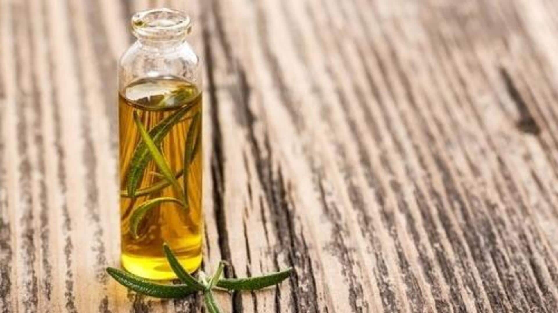 बालों के लिए रोजमेरी और करी पत्ते के तेल का उपयोग है फायदेमंद, जानें कैसे