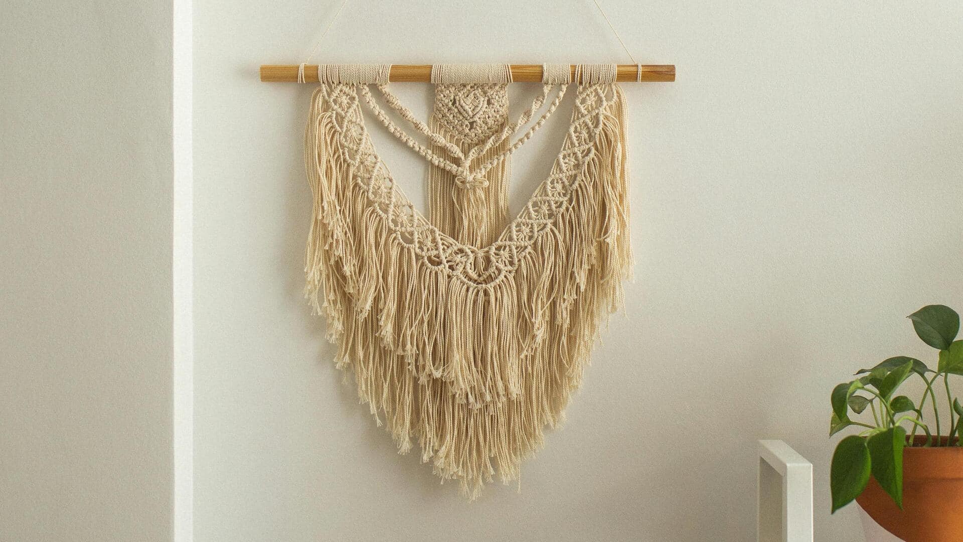 कपड़ों से दीवारों को सजाना चाहते हैं? इस तरीके से बनाएं वॉल हैंगिंग्स