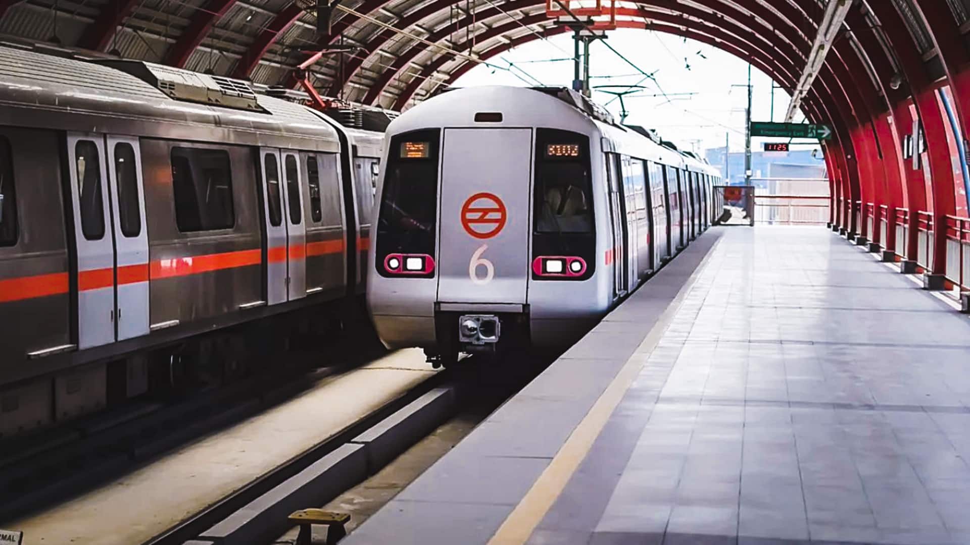 दिल्ली के उत्तर नगर ईस्ट मेट्रो स्टेशन पर 17 वर्षीय किशोर ट्रेन के आगे कूदा