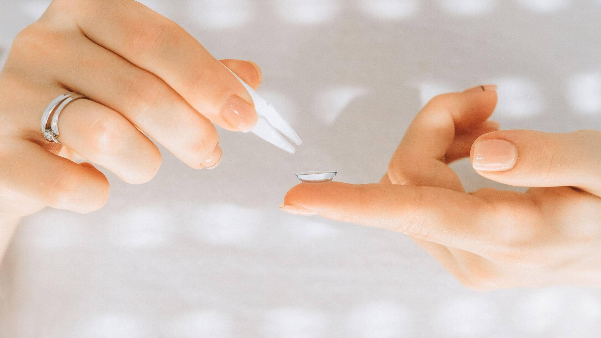क्या आप पूरे दिन कॉन्टेक्ट लेंस पहनते हैं? मानसून में इन 5 बातों का रखें ध्यान