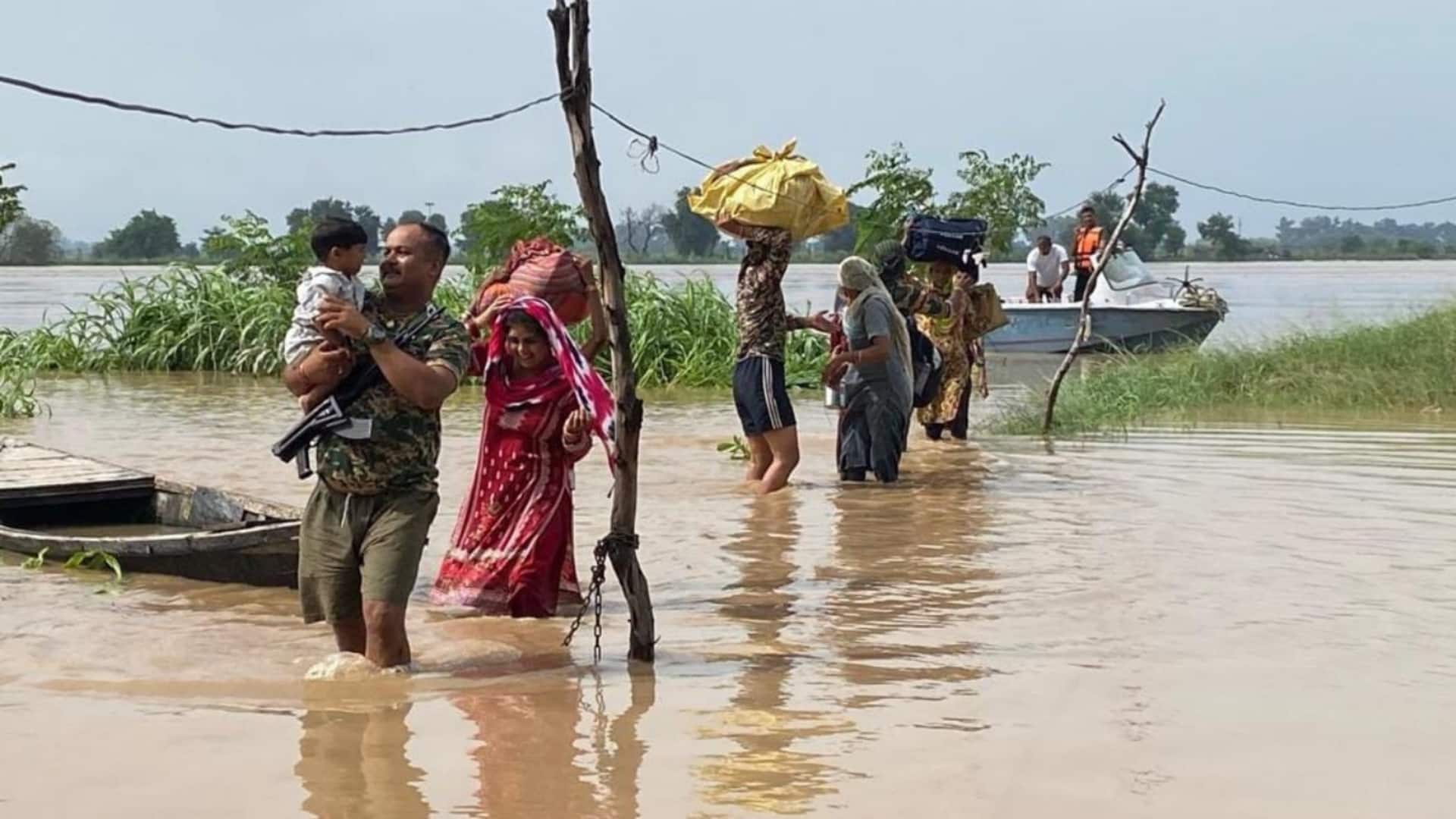 पंजाब में बाढ़: पाकिस्तान सीमा पर लगी 30 किलोमीटर फेंसिंग बही, BSF चौकियां डूबीं; 43 मौतें पंजाब में बाढ़: पाकिस्तान सीमा पर लगी 30 किलोमीटर फेंसिंग बही, BSF चौकियां डूबीं; 43 मौतें