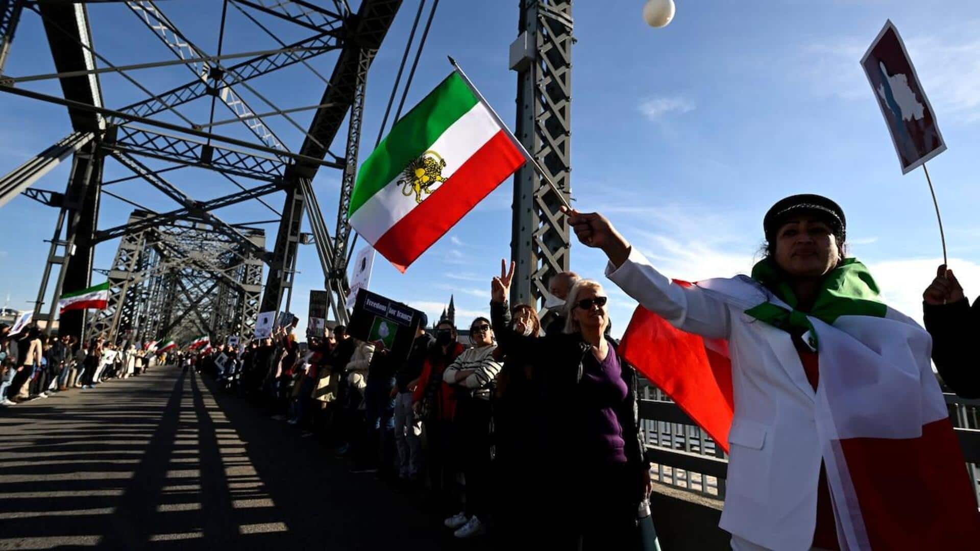 ट्रंप की धमकी के बाद बातचीत की कोशिशें रुकी, ईरान में लोगों ने बनाई मानव श्रृंखला