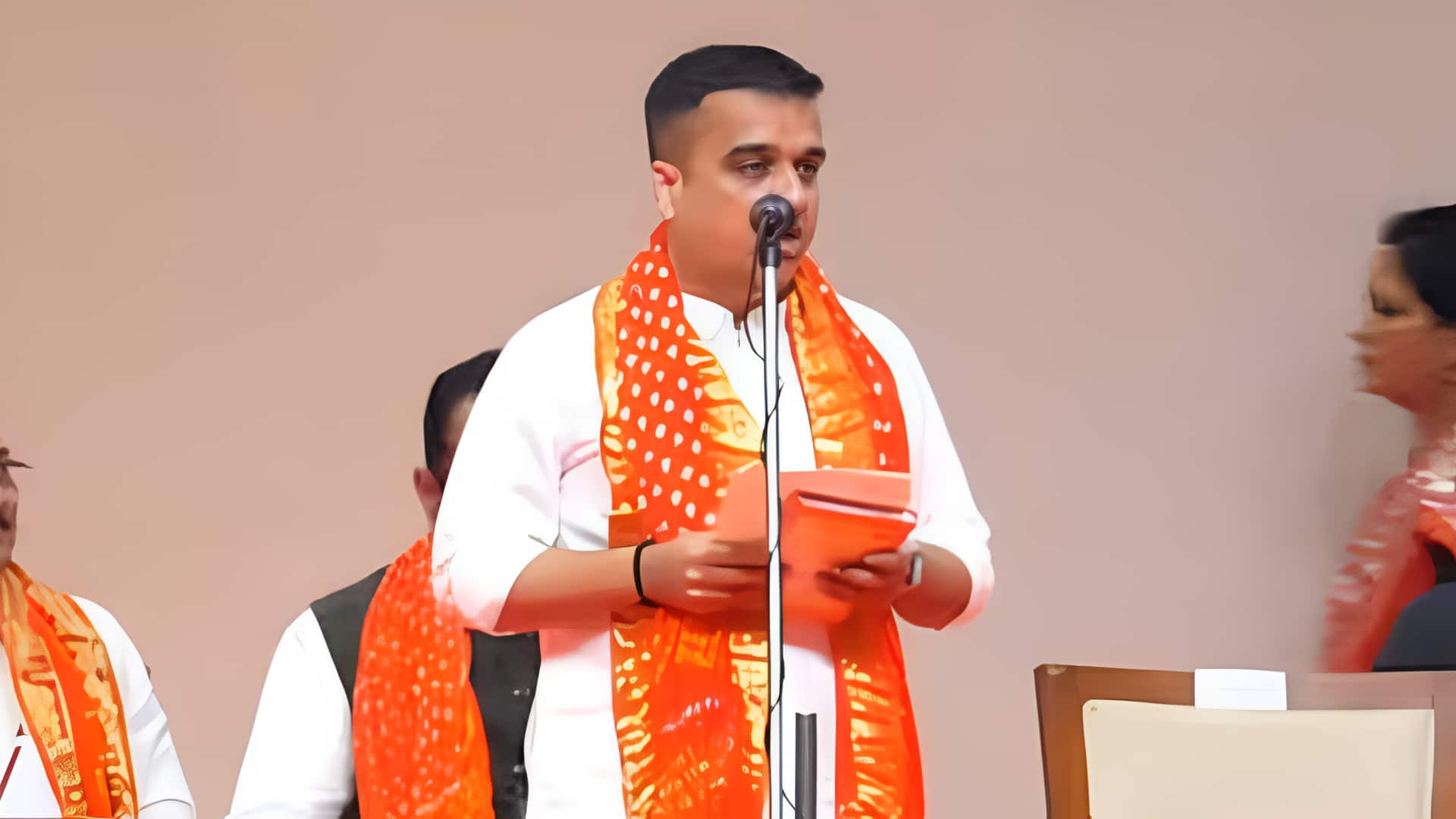 गुजरात: मुख्यमंत्री समेत 26 विधायक बने मंत्री, हर्ष संघवी को उपमुख्यमंत्री पद गुजरात: मुख्यमंत्री समेत 26 विधायक बने मंत्री, हर्ष संघवी को उपमुख्यमंत्री पद