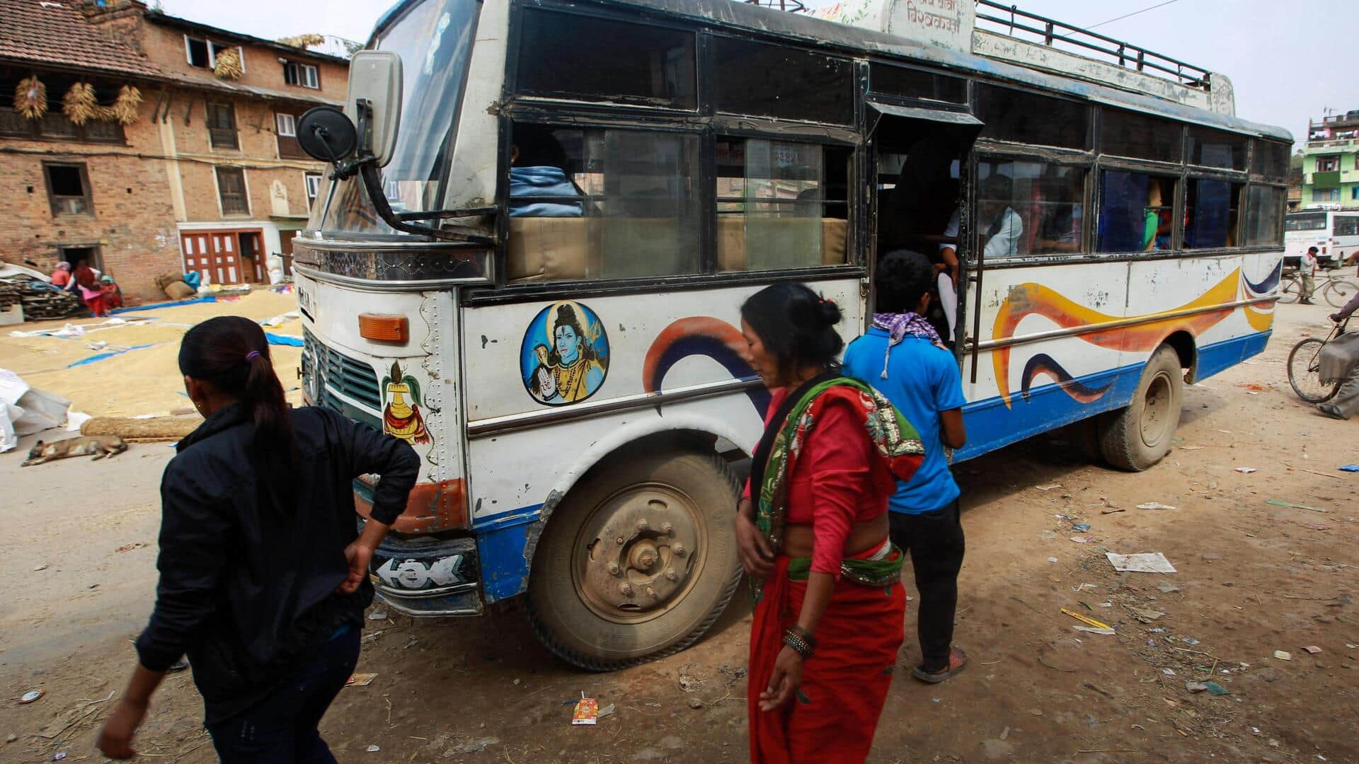 उत्तर प्रदेश: किराया मांगने पर दबंगों ने किया लाठी-डंडों से हमला, बस का शीशा तोड़ा
