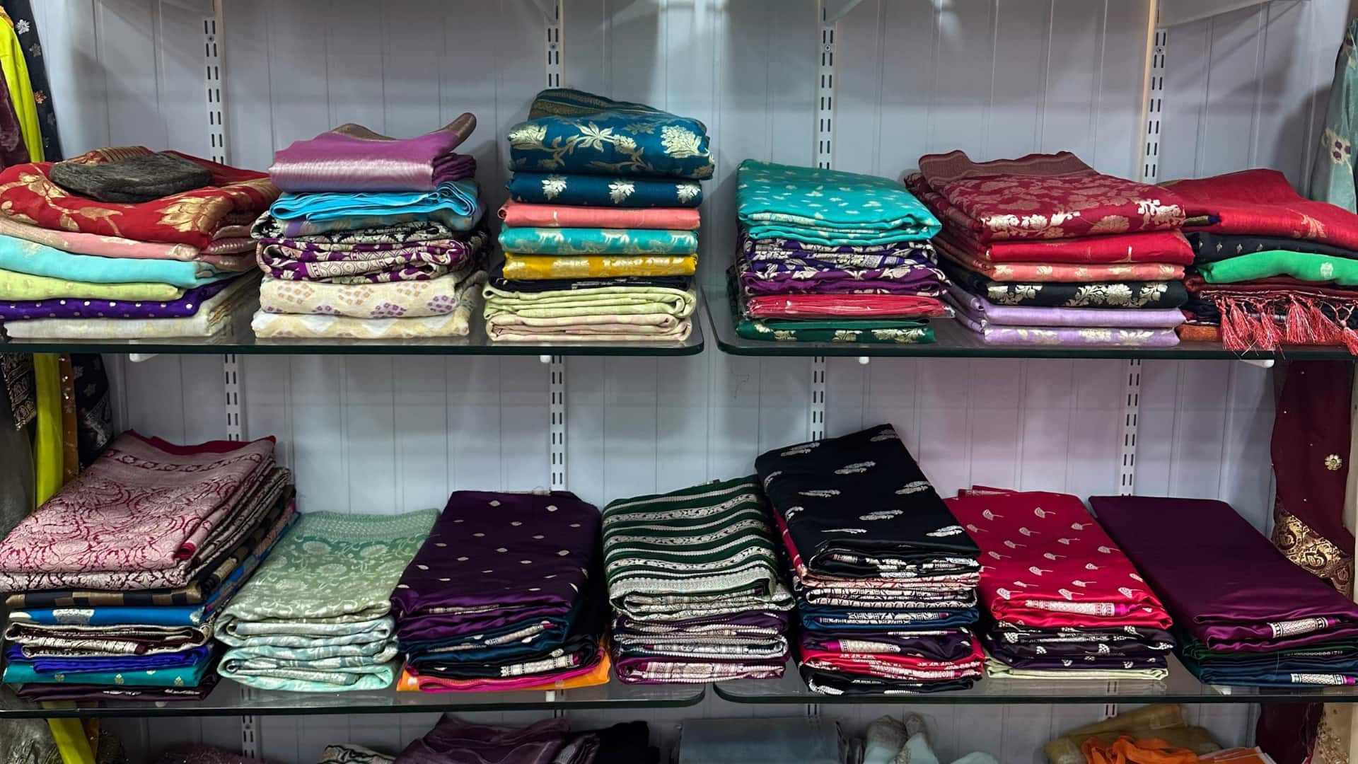 साड़ियां और लहंगे स्टोर करने के लिए अपनाएं ये 5 तरीके, रहेंगे सुरक्षित