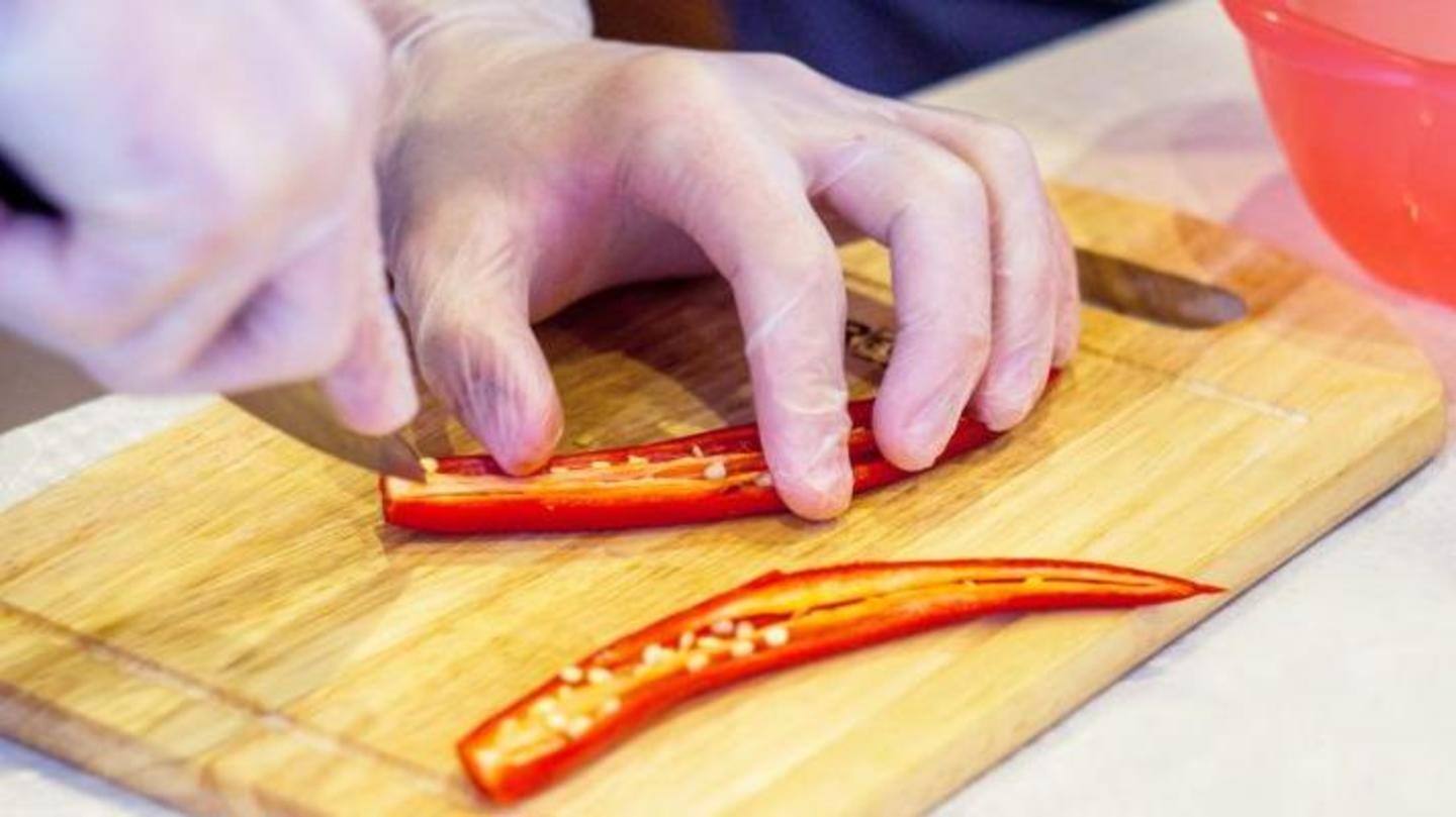 मिर्ची काटने के बाद हाथों में जलन हो तो इन घरेलू नुस्खों से पाएं राहत |  न्यूजबाइट्स