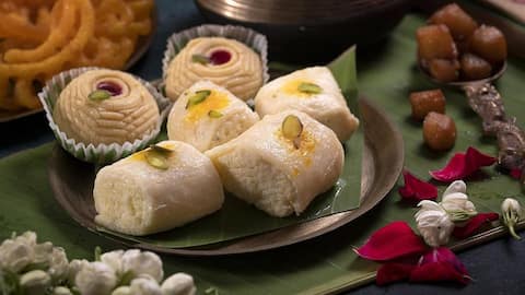 पूर्वी भारत की इन मिठाइयों को चखते ही तृप्त हो जाएगा मन, जानिए इनकी आसान रेसिपी
