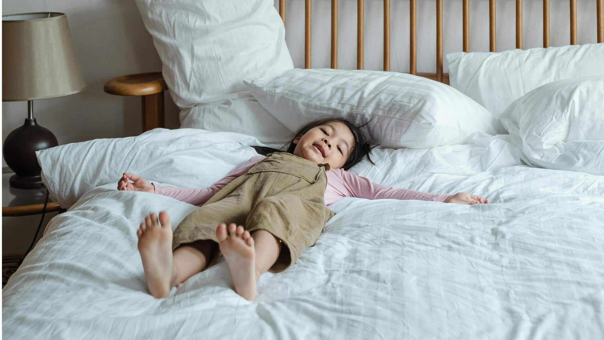 रात को सोने से पहले बच्चों को जरूर सिखाएं ये 5 आदतें, बनेंगे ज्यादा समझदार