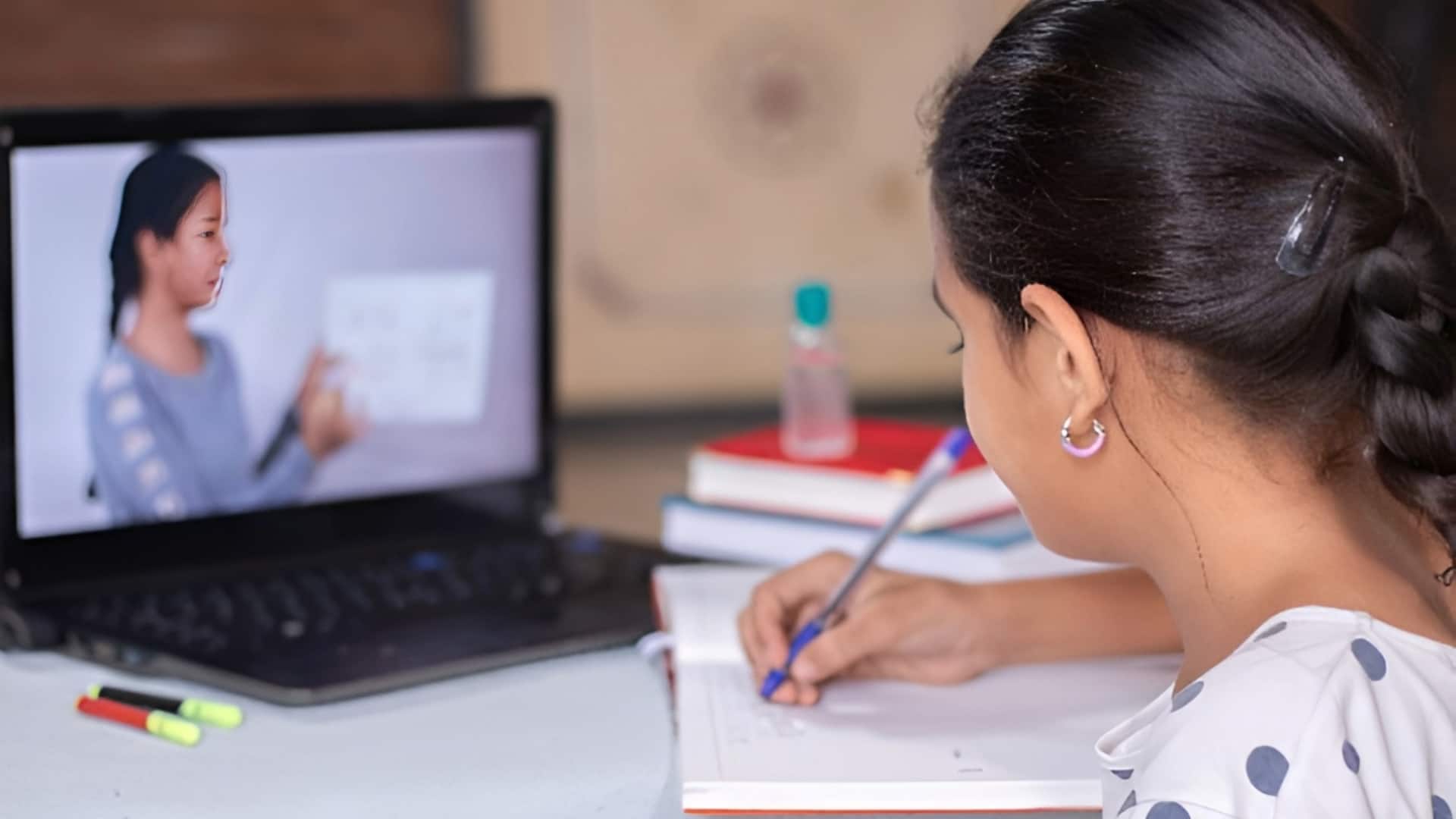 वर्चुअल पढ़ाई में बड़े बदलाव ला रहा AI, जानिए कैसे बढ़ाएं उत्पादकता 